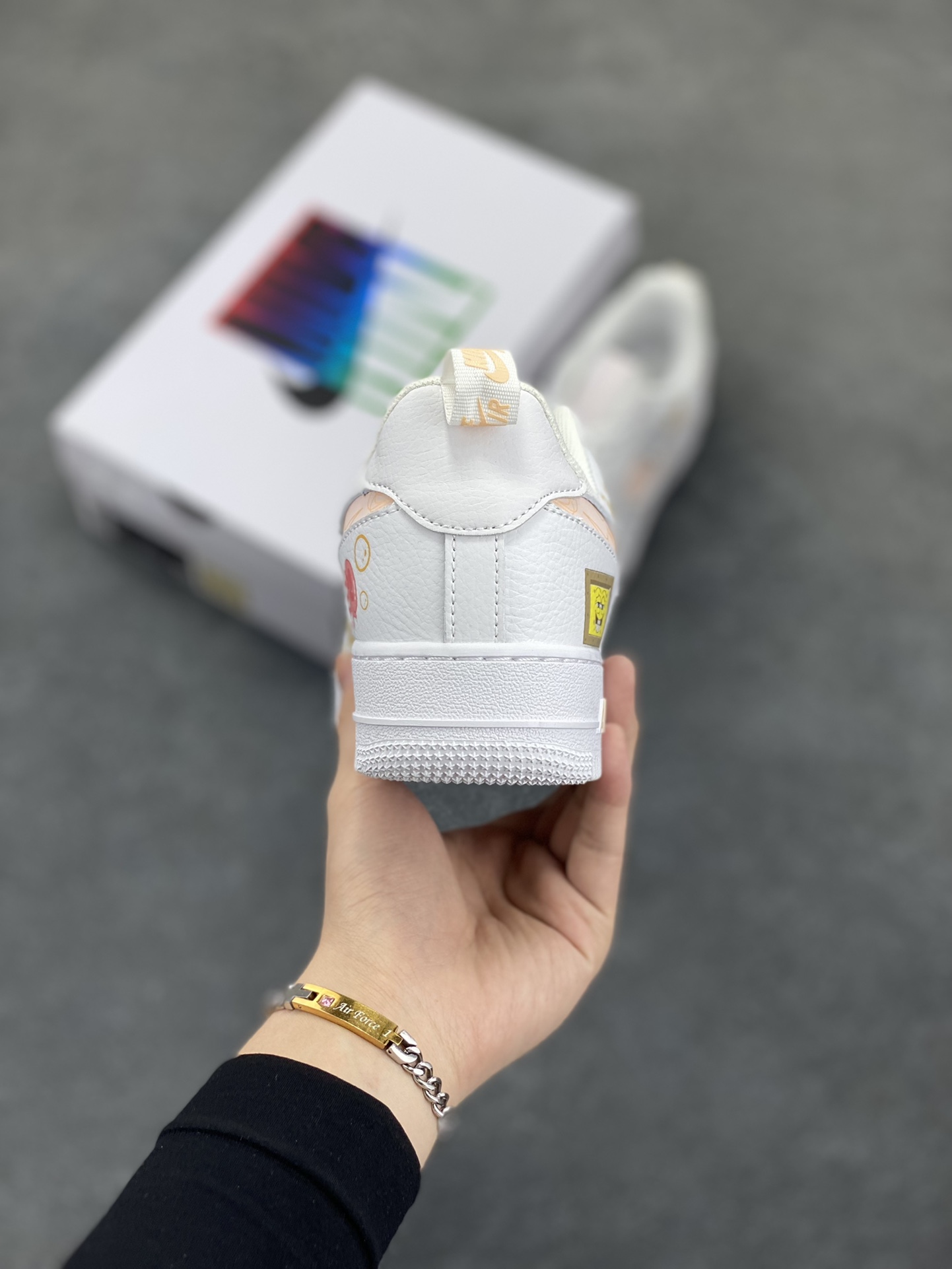 图片[4]-✨520系列限定 🍓“海绵宝宝”Nike Air Force 1 “SpongeBob SquarePants”空军一号定制低帮板鞋 货号：FB8971-070 在比奇堡的海底世界，有个活力四射的黄色方形海绵，它就是海绵宝宝。住在菠萝屋里，标志性的红领带搭配蓝色眼睛，一笑起来露出大龅牙，他既乐观又单纯，总能把平淡日子过得充满惊喜，给身边人带来无尽欢乐 货号：FB8971-070 尺码：36 36.5 37.5 38 38.5 39 40 40.5 41 42 42.5 43 44 44.5 45-选品中心