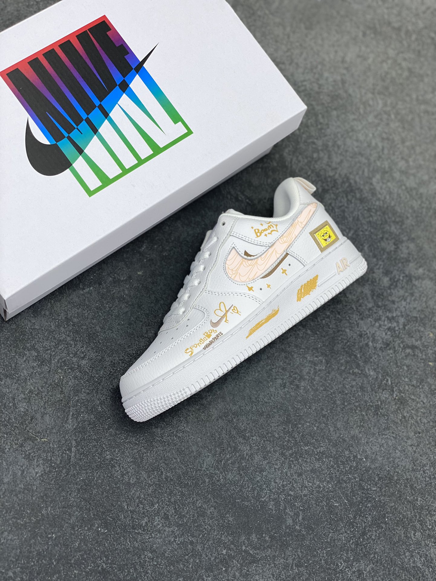 图片[7]-✨520系列限定 🍓“海绵宝宝”Nike Air Force 1 “SpongeBob SquarePants”空军一号定制低帮板鞋 货号：FB8971-070 在比奇堡的海底世界，有个活力四射的黄色方形海绵，它就是海绵宝宝。住在菠萝屋里，标志性的红领带搭配蓝色眼睛，一笑起来露出大龅牙，他既乐观又单纯，总能把平淡日子过得充满惊喜，给身边人带来无尽欢乐 货号：FB8971-070 尺码：36 36.5 37.5 38 38.5 39 40 40.5 41 42 42.5 43 44 44.5 45-选品中心