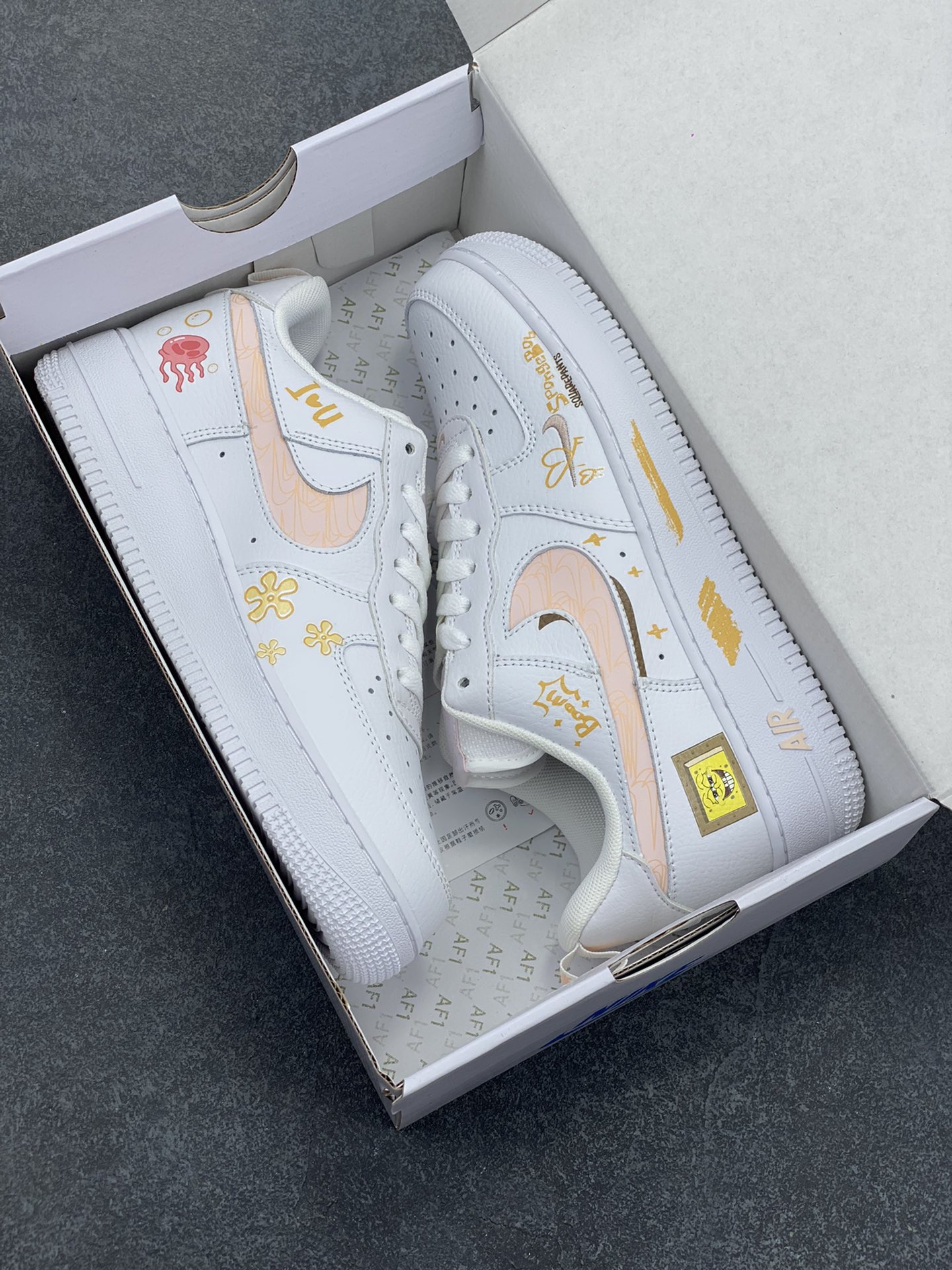 图片[9]-✨520系列限定 🍓“海绵宝宝”Nike Air Force 1 “SpongeBob SquarePants”空军一号定制低帮板鞋 货号：FB8971-070 在比奇堡的海底世界，有个活力四射的黄色方形海绵，它就是海绵宝宝。住在菠萝屋里，标志性的红领带搭配蓝色眼睛，一笑起来露出大龅牙，他既乐观又单纯，总能把平淡日子过得充满惊喜，给身边人带来无尽欢乐 货号：FB8971-070 尺码：36 36.5 37.5 38 38.5 39 40 40.5 41 42 42.5 43 44 44.5 45-选品中心
