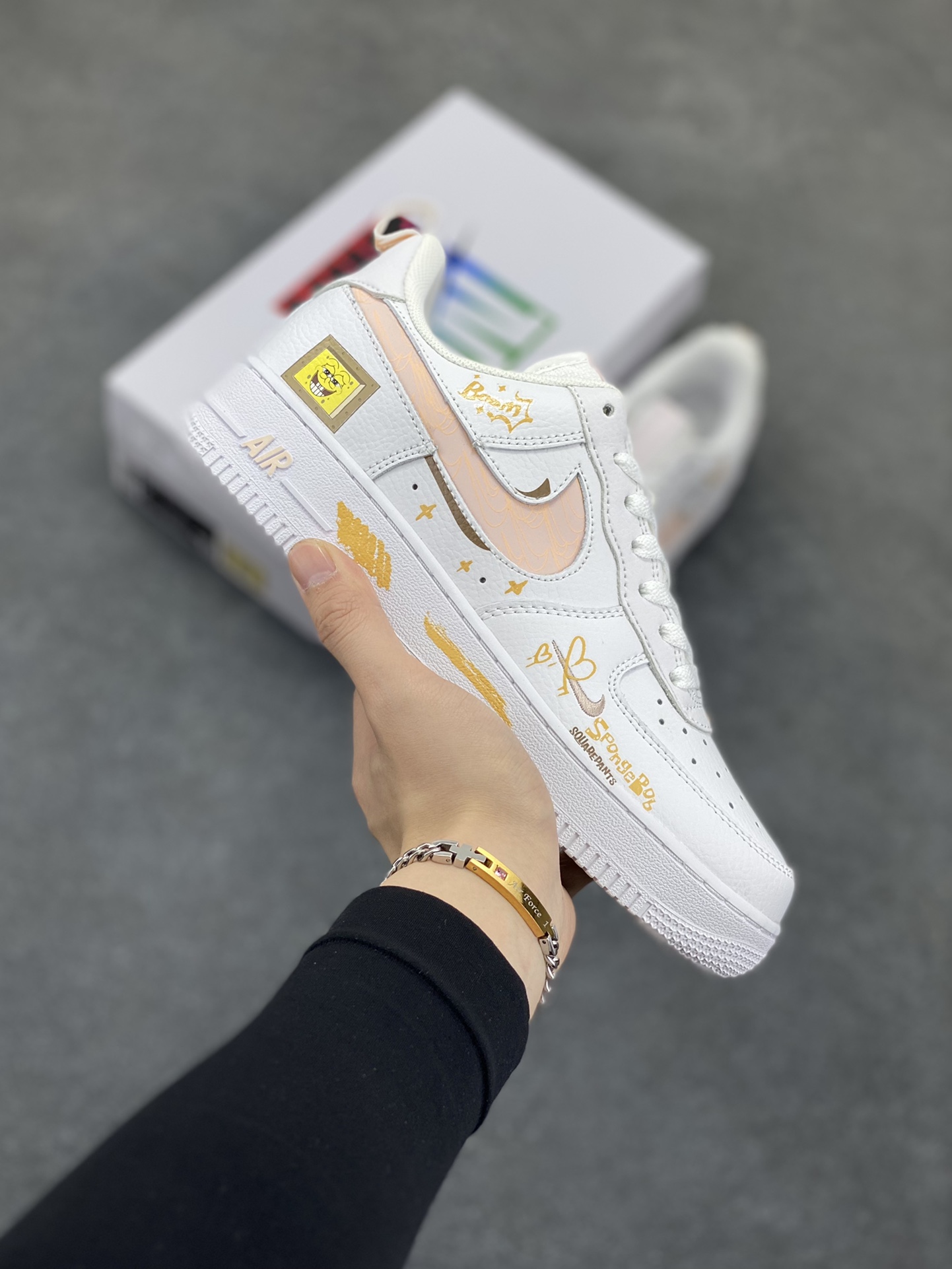 ✨520系列限定 🍓“海绵宝宝”Nike Air Force 1 “SpongeBob SquarePants”空军一号定制低帮板鞋 货号：FB8971-070 在比奇堡的海底世界，有个活力四射的黄色方形海绵，它就是海绵宝宝。住在菠萝屋里，标志性的红领带搭配蓝色眼睛，一笑起来露出大龅牙，他既乐观又单纯，总能把平淡日子过得充满惊喜，给身边人带来无尽欢乐 货号：FB8971-070 尺码：36 36.5 37.5 38 38.5 39 40 40.5 41 42 42.5 43 44 44.5 45-选品中心
