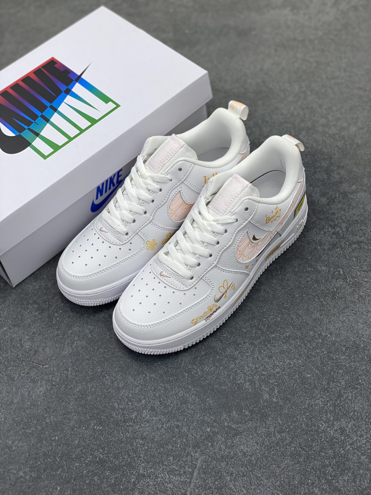 图片[8]-✨520系列限定 🍓“海绵宝宝”Nike Air Force 1 “SpongeBob SquarePants”空军一号定制低帮板鞋 货号：FB8971-070 在比奇堡的海底世界，有个活力四射的黄色方形海绵，它就是海绵宝宝。住在菠萝屋里，标志性的红领带搭配蓝色眼睛，一笑起来露出大龅牙，他既乐观又单纯，总能把平淡日子过得充满惊喜，给身边人带来无尽欢乐 货号：FB8971-070 尺码：36 36.5 37.5 38 38.5 39 40 40.5 41 42 42.5 43 44 44.5 45-选品中心