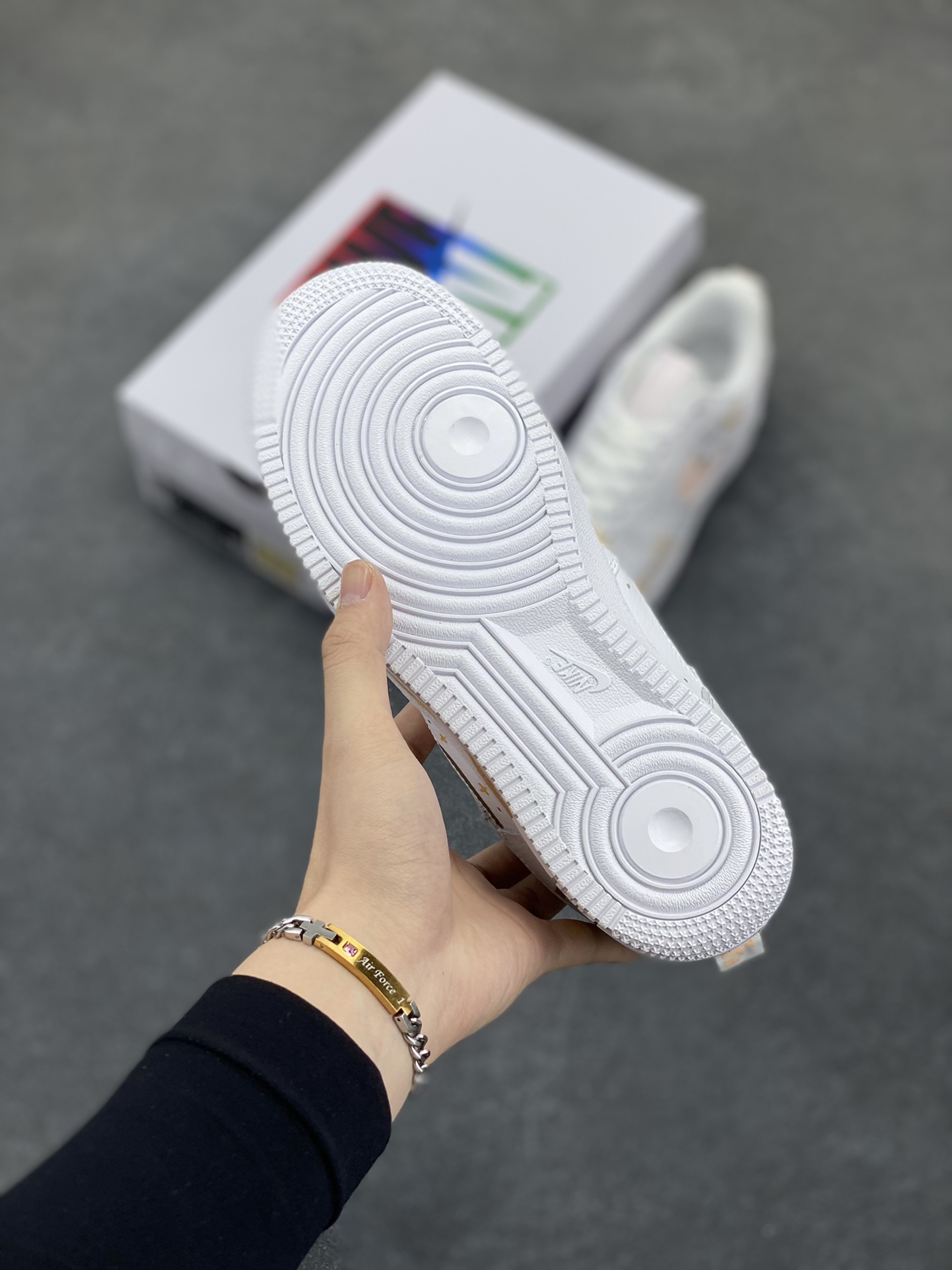 图片[5]-✨520系列限定 🍓“海绵宝宝”Nike Air Force 1 “SpongeBob SquarePants”空军一号定制低帮板鞋 货号：FB8971-070 在比奇堡的海底世界，有个活力四射的黄色方形海绵，它就是海绵宝宝。住在菠萝屋里，标志性的红领带搭配蓝色眼睛，一笑起来露出大龅牙，他既乐观又单纯，总能把平淡日子过得充满惊喜，给身边人带来无尽欢乐 货号：FB8971-070 尺码：36 36.5 37.5 38 38.5 39 40 40.5 41 42 42.5 43 44 44.5 45-选品中心