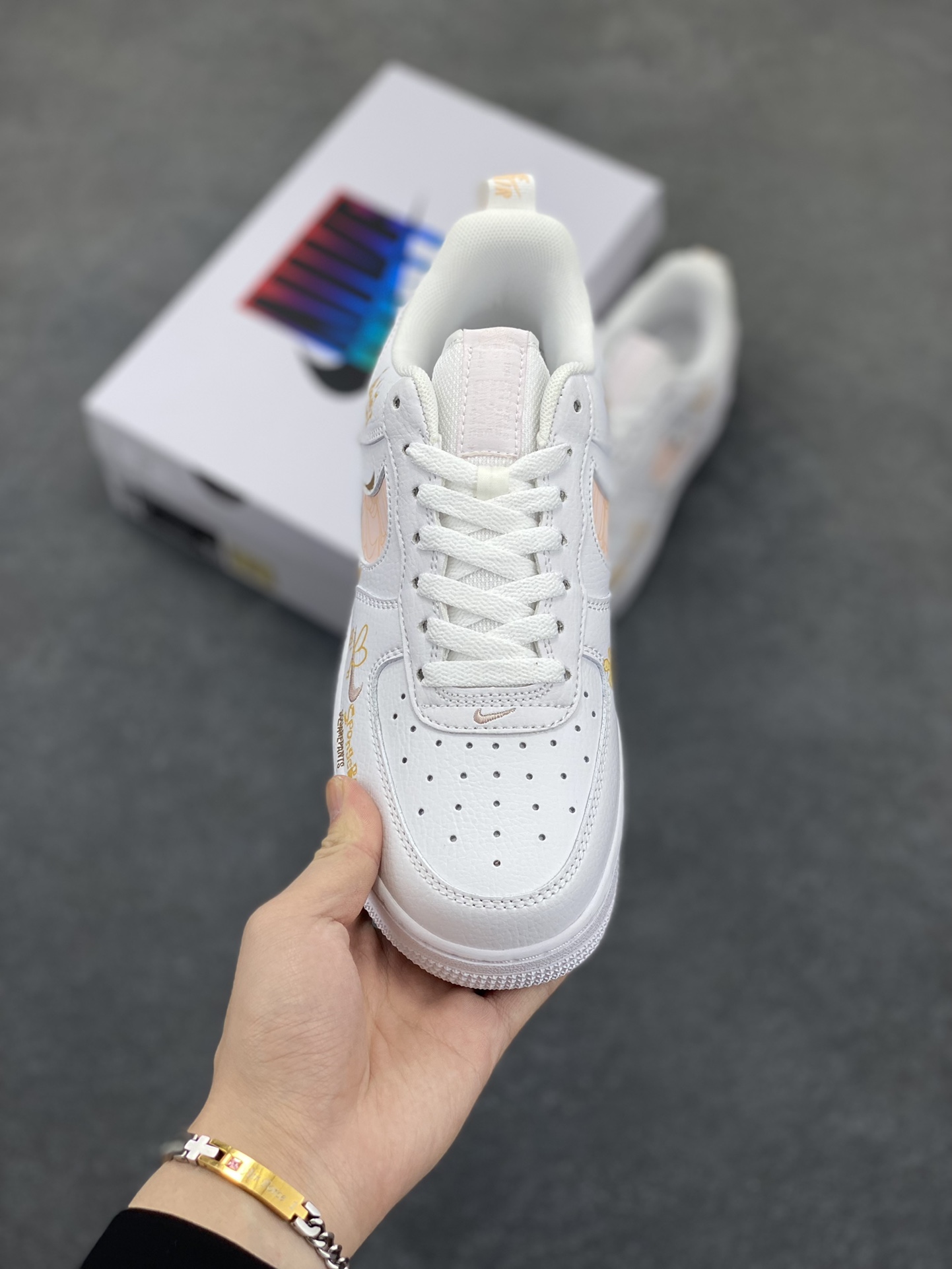 图片[2]-✨520系列限定 🍓“海绵宝宝”Nike Air Force 1 “SpongeBob SquarePants”空军一号定制低帮板鞋 货号：FB8971-070 在比奇堡的海底世界，有个活力四射的黄色方形海绵，它就是海绵宝宝。住在菠萝屋里，标志性的红领带搭配蓝色眼睛，一笑起来露出大龅牙，他既乐观又单纯，总能把平淡日子过得充满惊喜，给身边人带来无尽欢乐 货号：FB8971-070 尺码：36 36.5 37.5 38 38.5 39 40 40.5 41 42 42.5 43 44 44.5 45-选品中心