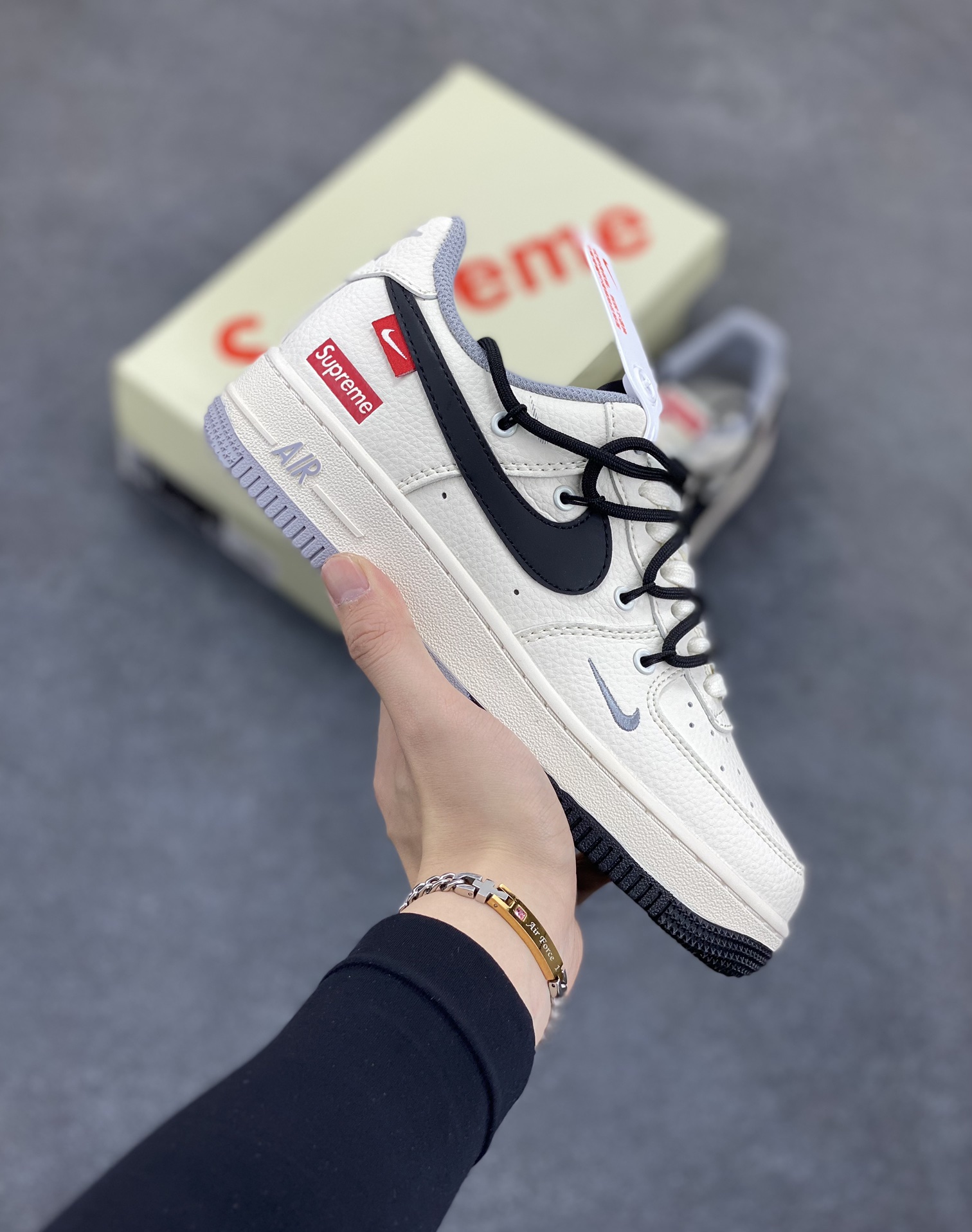 NIke Air Force 1 \’07 Low “Supreme联名——双拼灰黑抽绳”空军一号 低帮 运动鞋 休闲鞋 折边针车 工艺难度大 原楦头原纸板 原装鞋盒 定制五金配件 内置全掌气垫 原厂鞋底 货号:DM6868-069 尺码:36 36.5 37.5 38 38.5 39 40 40.5 41 42 42.5 43 44 44.5 45-选品中心