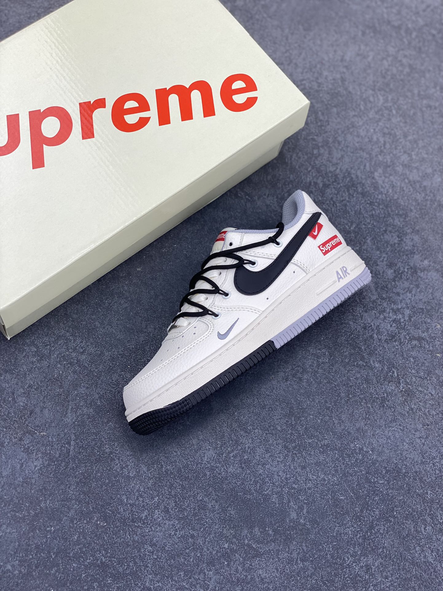 图片[7]-NIke Air Force 1 \’07 Low “Supreme联名——双拼灰黑抽绳”空军一号 低帮 运动鞋 休闲鞋 折边针车 工艺难度大 原楦头原纸板 原装鞋盒 定制五金配件 内置全掌气垫 原厂鞋底 货号：DM6868-069 尺码：36 36.5 37.5 38 38.5 39 40 40.5 41 42 42.5 43 44 44.5 45-选品中心