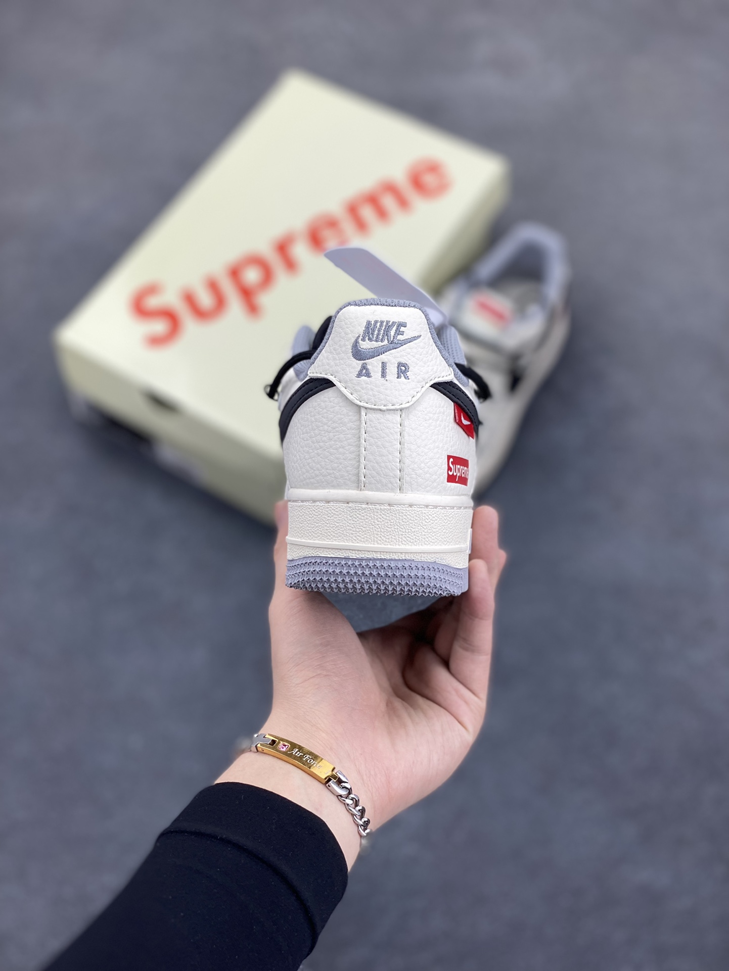 图片[4]-NIke Air Force 1 \’07 Low “Supreme联名——双拼灰黑抽绳”空军一号 低帮 运动鞋 休闲鞋 折边针车 工艺难度大 原楦头原纸板 原装鞋盒 定制五金配件 内置全掌气垫 原厂鞋底 货号：DM6868-069 尺码：36 36.5 37.5 38 38.5 39 40 40.5 41 42 42.5 43 44 44.5 45-选品中心