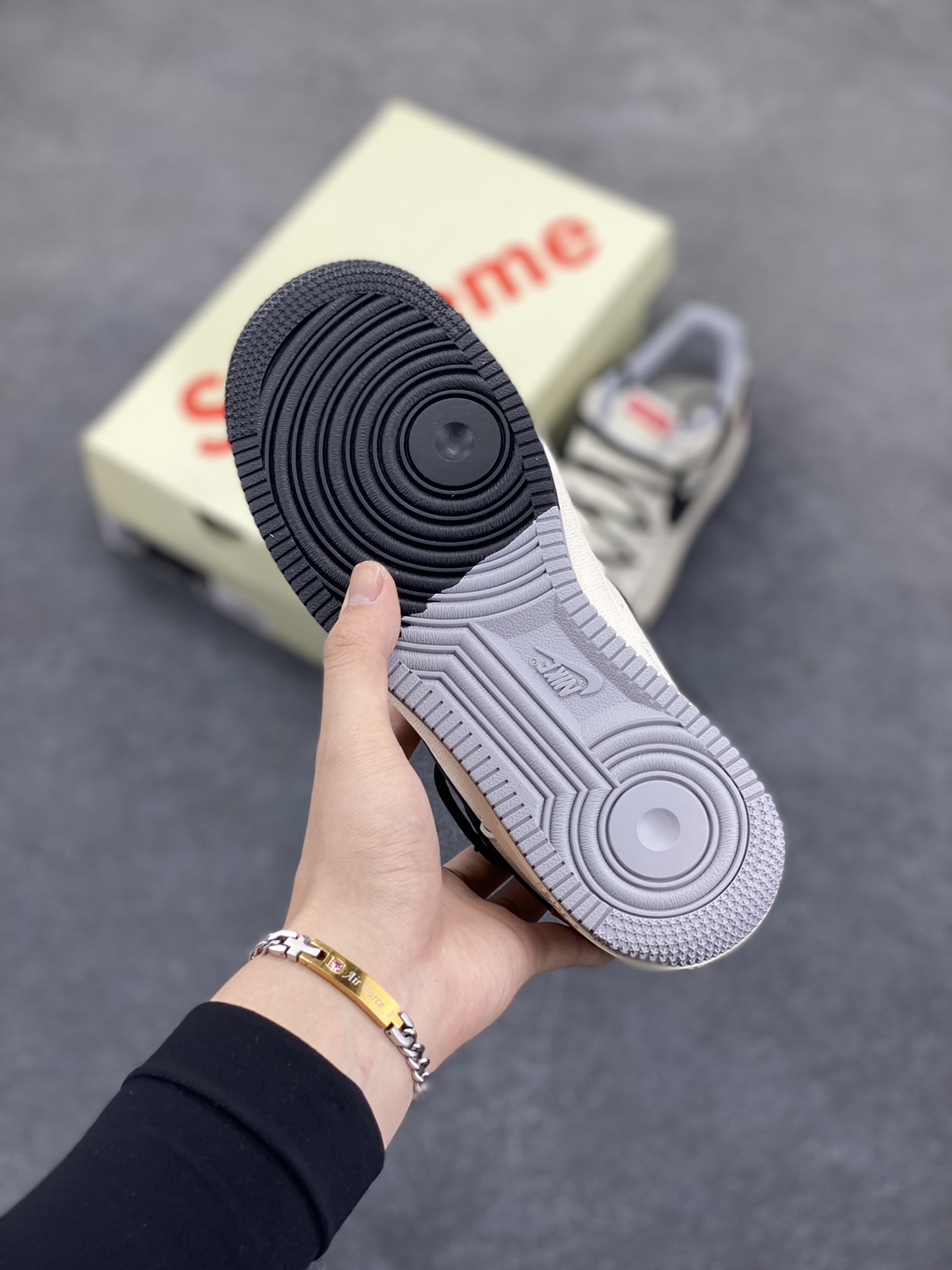 图片[5]-NIke Air Force 1 \’07 Low “Supreme联名——双拼灰黑抽绳”空军一号 低帮 运动鞋 休闲鞋 折边针车 工艺难度大 原楦头原纸板 原装鞋盒 定制五金配件 内置全掌气垫 原厂鞋底 货号：DM6868-069 尺码：36 36.5 37.5 38 38.5 39 40 40.5 41 42 42.5 43 44 44.5 45-选品中心