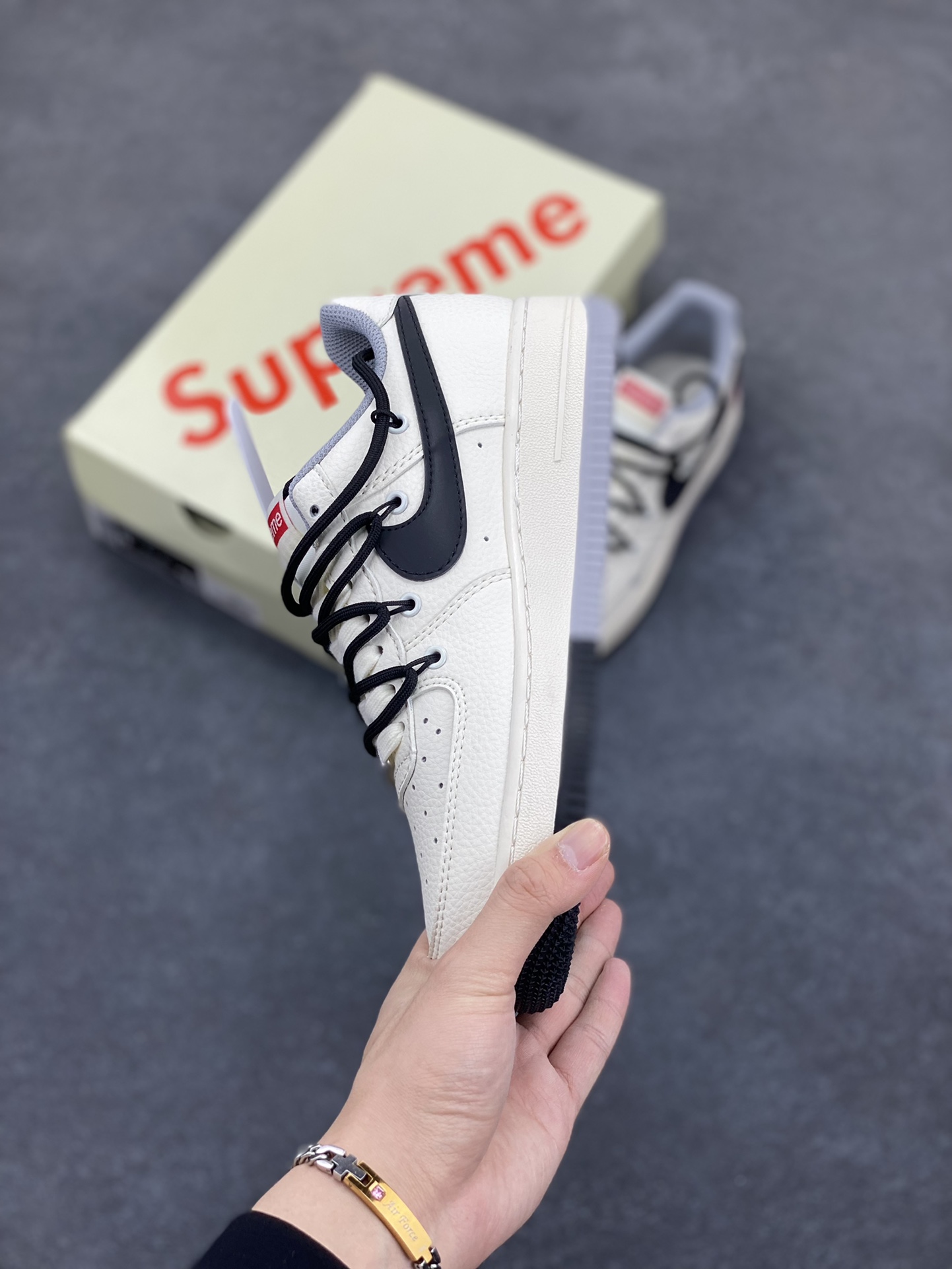 图片[3]-NIke Air Force 1 \’07 Low “Supreme联名——双拼灰黑抽绳”空军一号 低帮 运动鞋 休闲鞋 折边针车 工艺难度大 原楦头原纸板 原装鞋盒 定制五金配件 内置全掌气垫 原厂鞋底 货号：DM6868-069 尺码：36 36.5 37.5 38 38.5 39 40 40.5 41 42 42.5 43 44 44.5 45-选品中心