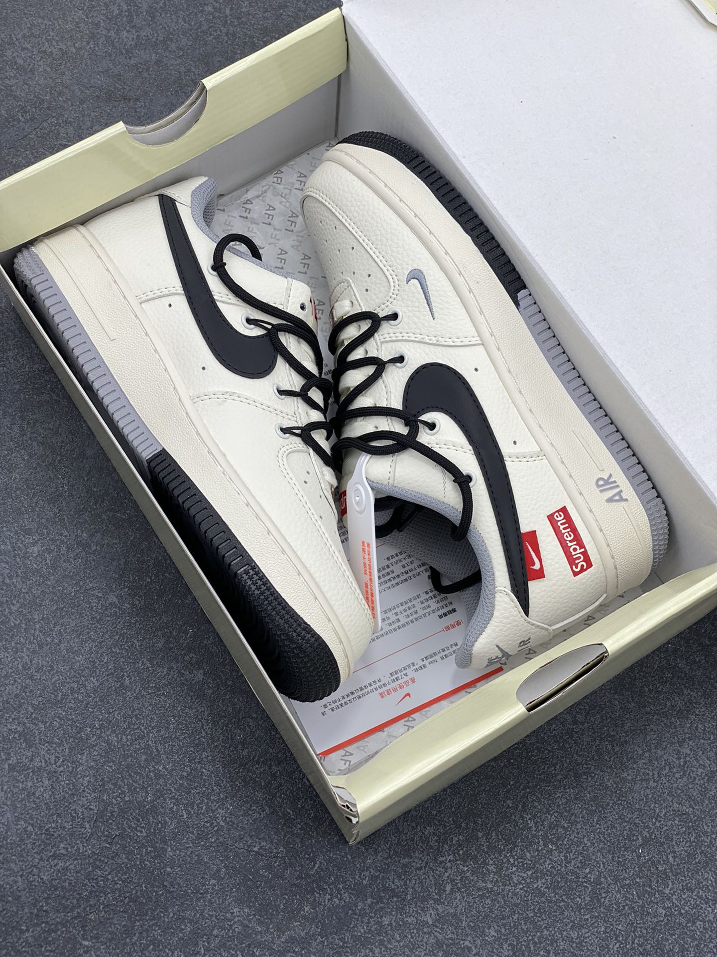 图片[9]-NIke Air Force 1 \’07 Low “Supreme联名——双拼灰黑抽绳”空军一号 低帮 运动鞋 休闲鞋 折边针车 工艺难度大 原楦头原纸板 原装鞋盒 定制五金配件 内置全掌气垫 原厂鞋底 货号：DM6868-069 尺码：36 36.5 37.5 38 38.5 39 40 40.5 41 42 42.5 43 44 44.5 45-选品中心