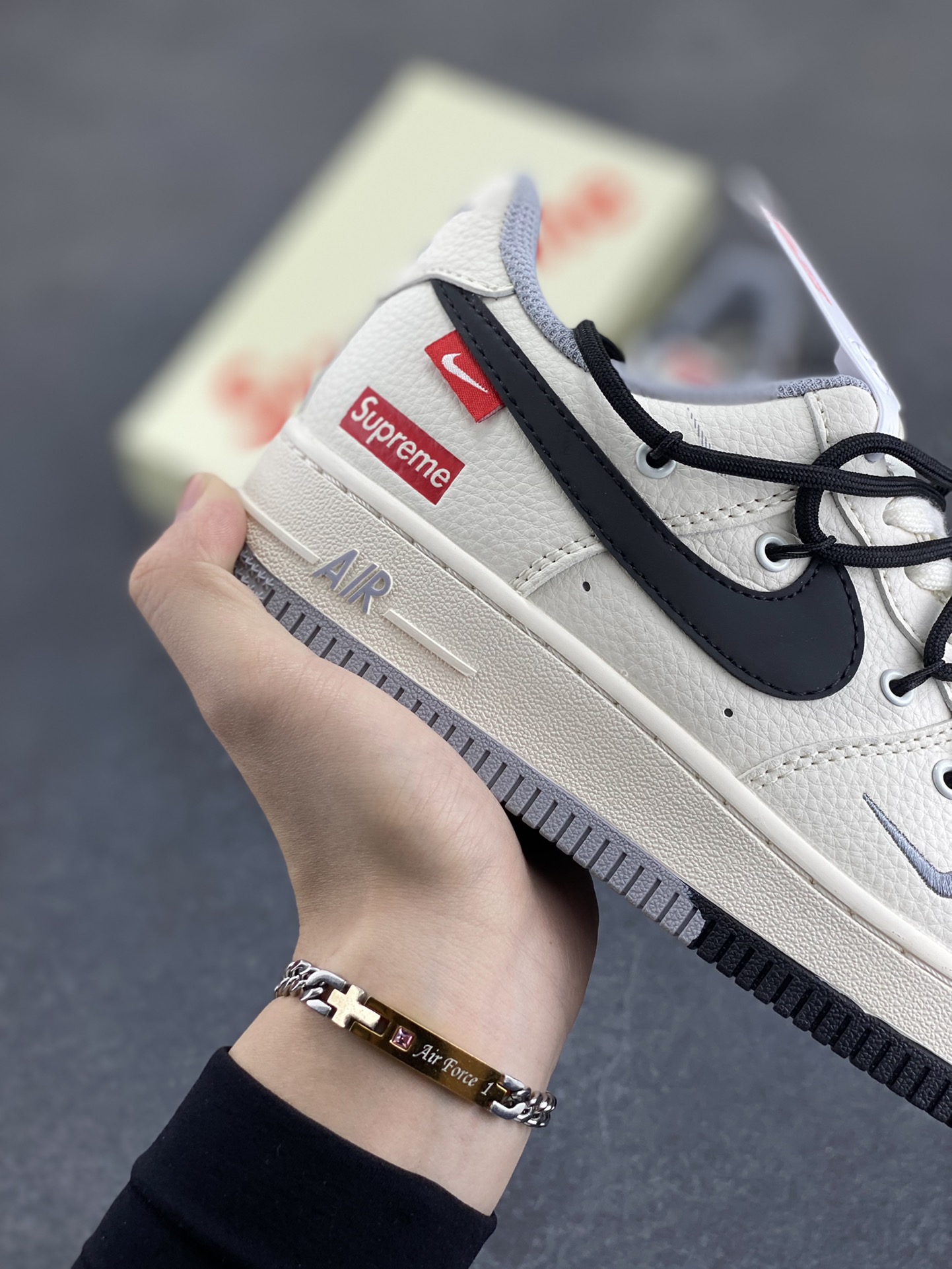 图片[6]-NIke Air Force 1 \’07 Low “Supreme联名——双拼灰黑抽绳”空军一号 低帮 运动鞋 休闲鞋 折边针车 工艺难度大 原楦头原纸板 原装鞋盒 定制五金配件 内置全掌气垫 原厂鞋底 货号：DM6868-069 尺码：36 36.5 37.5 38 38.5 39 40 40.5 41 42 42.5 43 44 44.5 45-选品中心