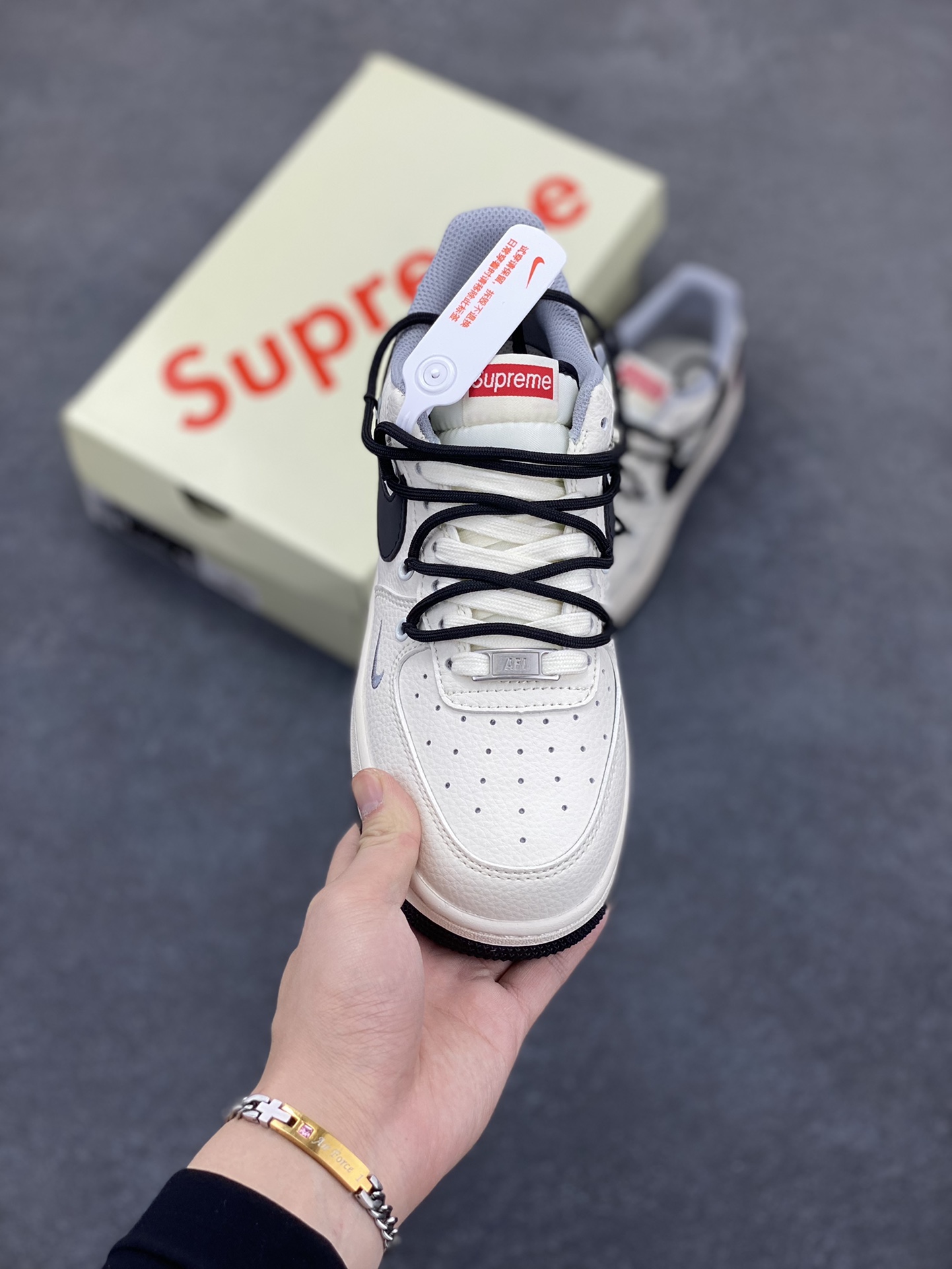 图片[2]-NIke Air Force 1 \’07 Low “Supreme联名——双拼灰黑抽绳”空军一号 低帮 运动鞋 休闲鞋 折边针车 工艺难度大 原楦头原纸板 原装鞋盒 定制五金配件 内置全掌气垫 原厂鞋底 货号：DM6868-069 尺码：36 36.5 37.5 38 38.5 39 40 40.5 41 42 42.5 43 44 44.5 45-选品中心