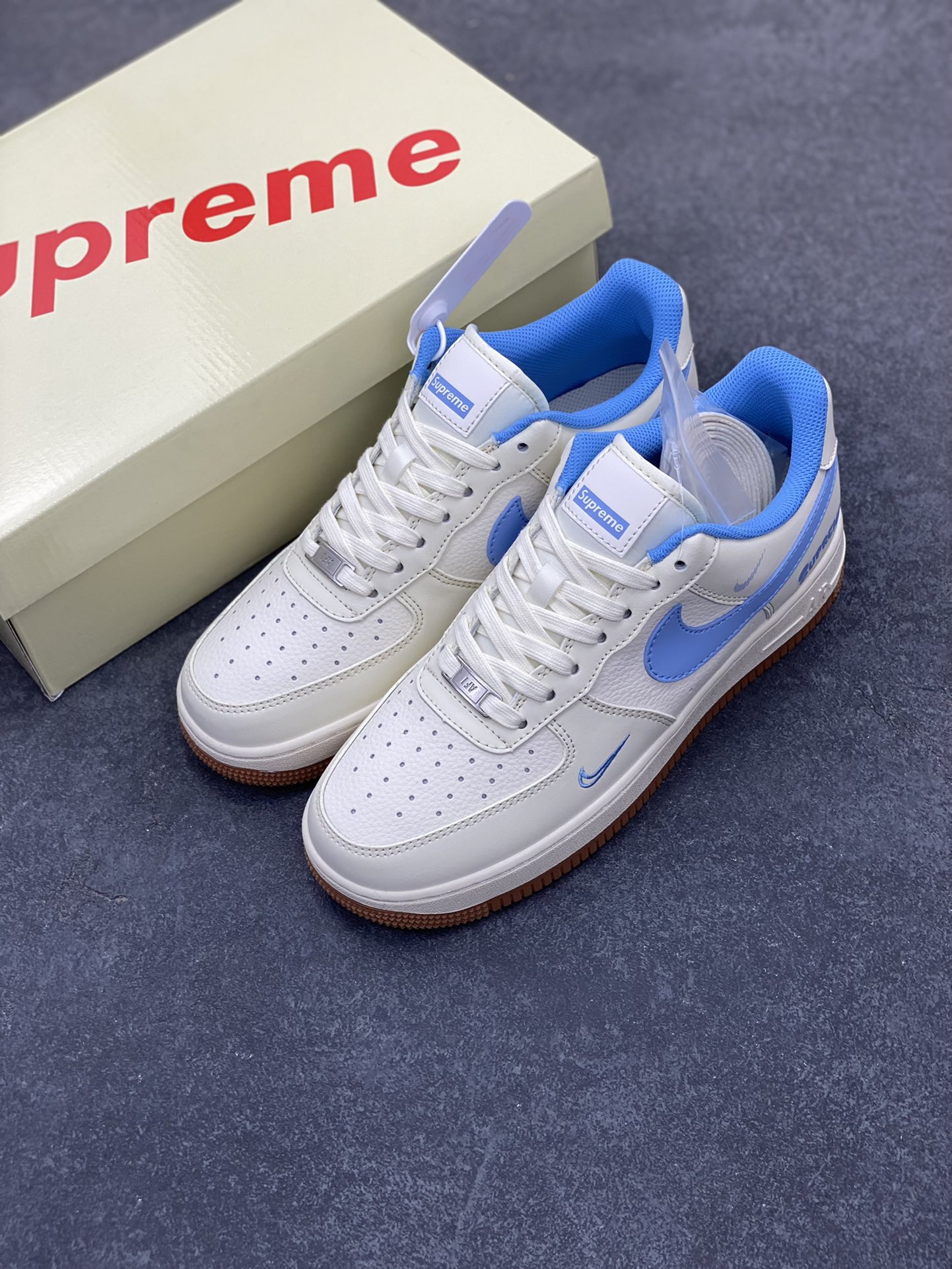 图片[8]-NIke Air Force 1 \’07 Low “Supeme联名——蓝勾生胶”空军一号 低帮 运动鞋 休闲鞋 折边针车 工艺难度大 原楦头原纸板 原装鞋盒 定制五金配件 内置全掌气垫 原厂鞋底 货号：XS1958-547 尺码：36 36.5 37.5 38 38.5 39 40 40.5 41 42 42.5 43 44 44.5 45-选品中心