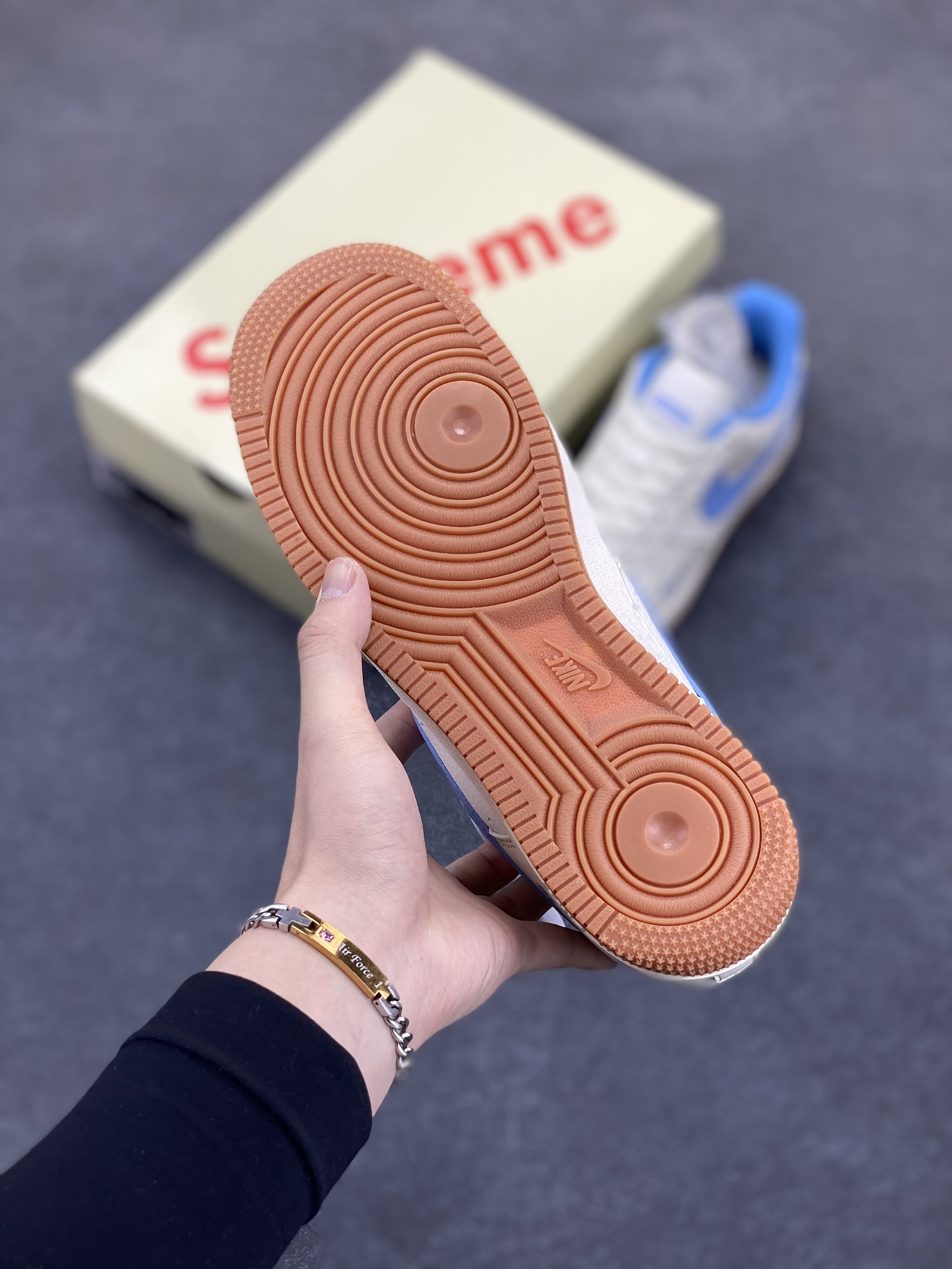 图片[5]-NIke Air Force 1 \’07 Low “Supeme联名——蓝勾生胶”空军一号 低帮 运动鞋 休闲鞋 折边针车 工艺难度大 原楦头原纸板 原装鞋盒 定制五金配件 内置全掌气垫 原厂鞋底 货号：XS1958-547 尺码：36 36.5 37.5 38 38.5 39 40 40.5 41 42 42.5 43 44 44.5 45-选品中心