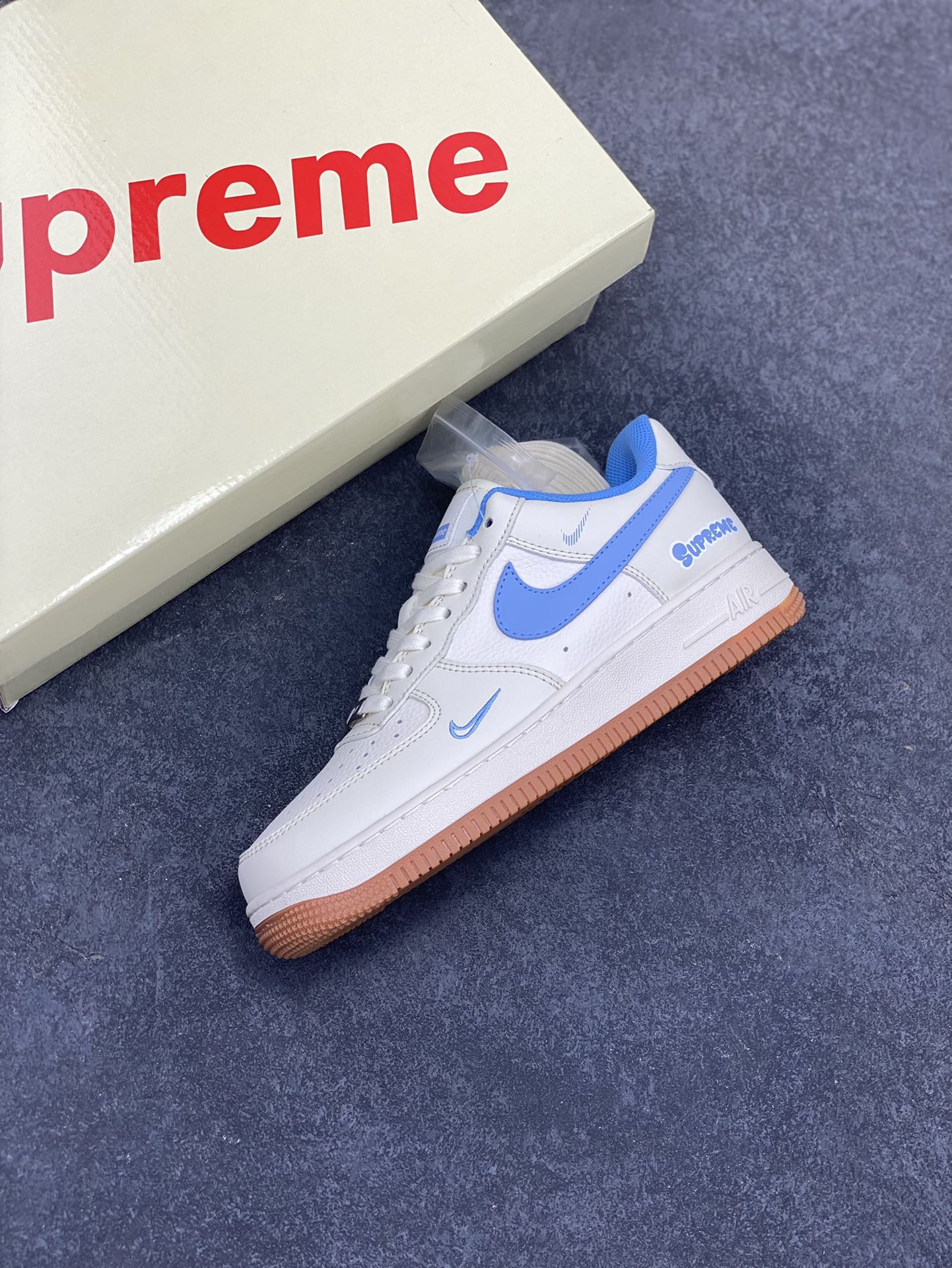 图片[7]-NIke Air Force 1 \’07 Low “Supeme联名——蓝勾生胶”空军一号 低帮 运动鞋 休闲鞋 折边针车 工艺难度大 原楦头原纸板 原装鞋盒 定制五金配件 内置全掌气垫 原厂鞋底 货号：XS1958-547 尺码：36 36.5 37.5 38 38.5 39 40 40.5 41 42 42.5 43 44 44.5 45-选品中心
