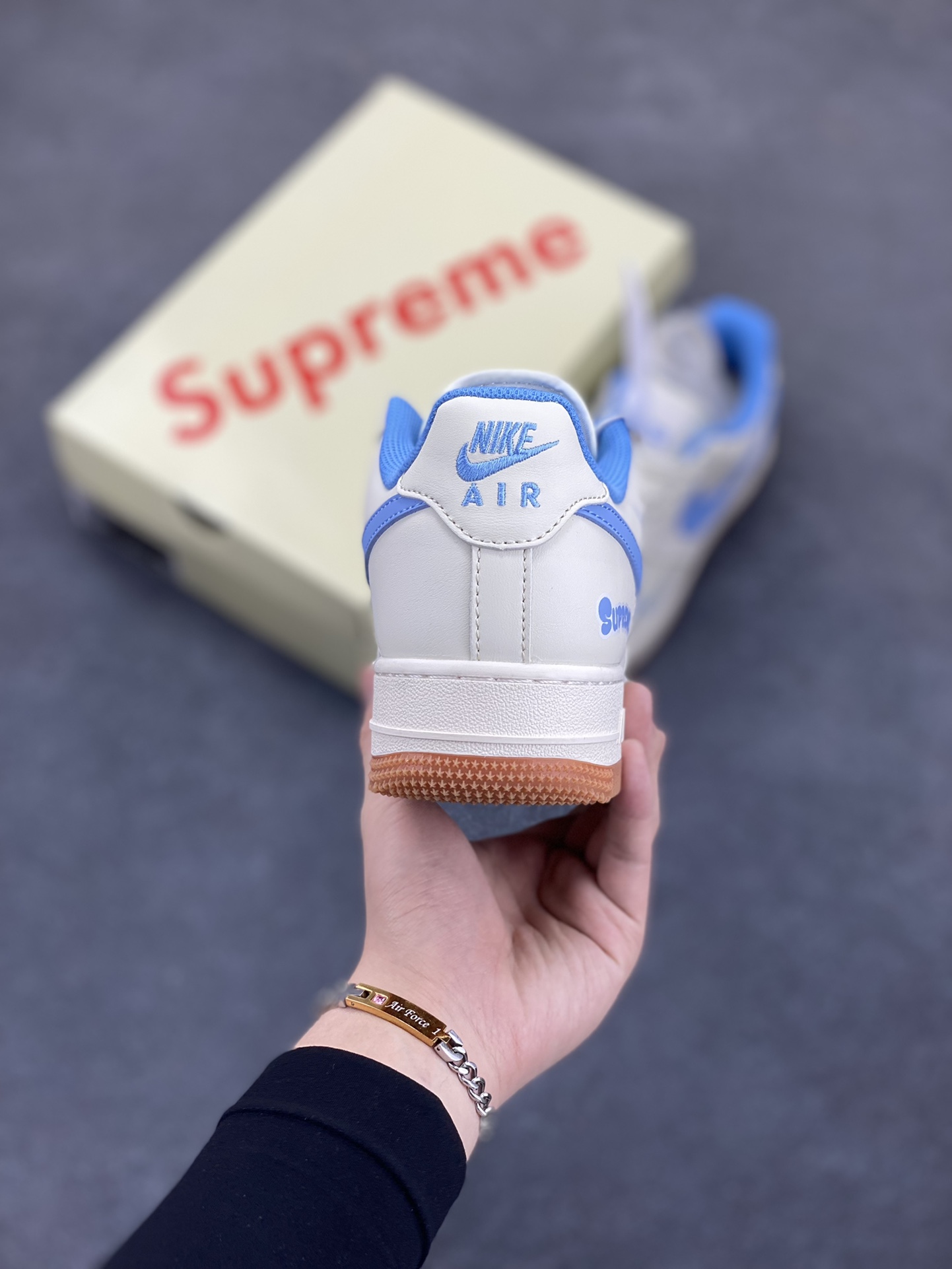 图片[4]-NIke Air Force 1 \’07 Low “Supeme联名——蓝勾生胶”空军一号 低帮 运动鞋 休闲鞋 折边针车 工艺难度大 原楦头原纸板 原装鞋盒 定制五金配件 内置全掌气垫 原厂鞋底 货号：XS1958-547 尺码：36 36.5 37.5 38 38.5 39 40 40.5 41 42 42.5 43 44 44.5 45-选品中心