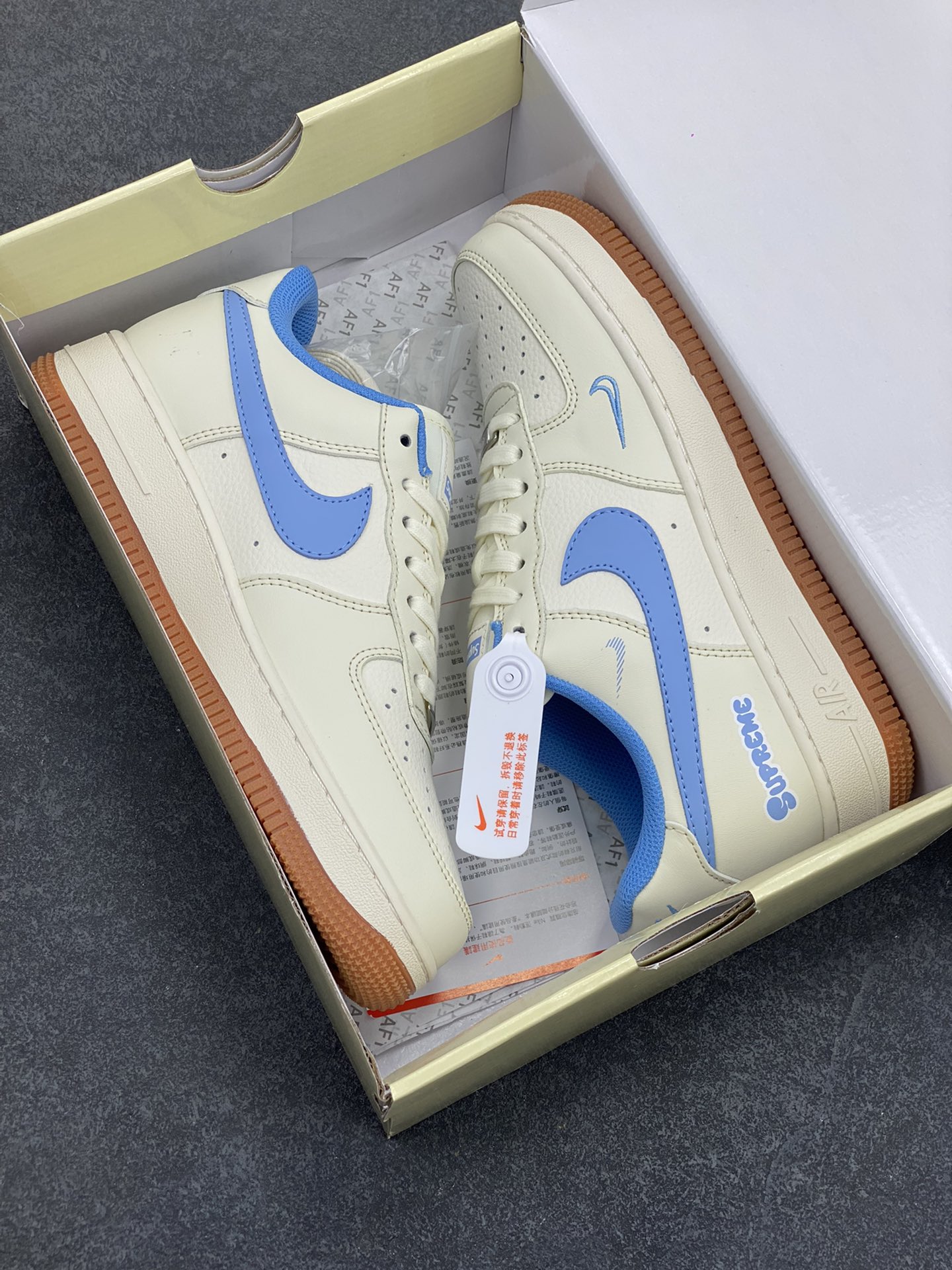 图片[9]-NIke Air Force 1 \’07 Low “Supeme联名——蓝勾生胶”空军一号 低帮 运动鞋 休闲鞋 折边针车 工艺难度大 原楦头原纸板 原装鞋盒 定制五金配件 内置全掌气垫 原厂鞋底 货号：XS1958-547 尺码：36 36.5 37.5 38 38.5 39 40 40.5 41 42 42.5 43 44 44.5 45-选品中心