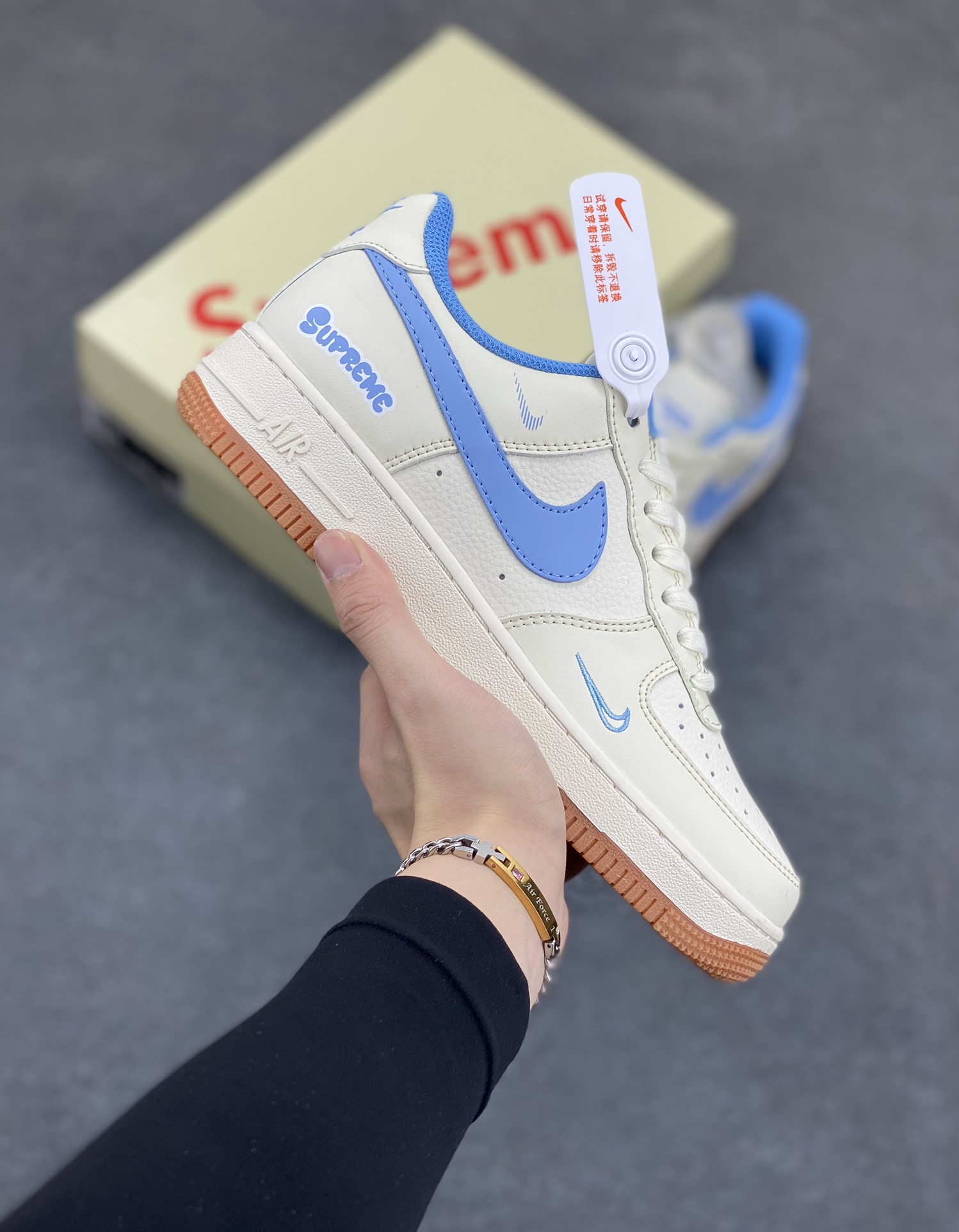NIke Air Force 1 \’07 Low “Supeme联名——蓝勾生胶”空军一号 低帮 运动鞋 休闲鞋 折边针车 工艺难度大 原楦头原纸板 原装鞋盒 定制五金配件 内置全掌气垫 原厂鞋底 货号:XS1958-547 尺码:36 36.5 37.5 38 38.5 39 40 40.5 41 42 42.5 43 44 44.5 45-选品中心