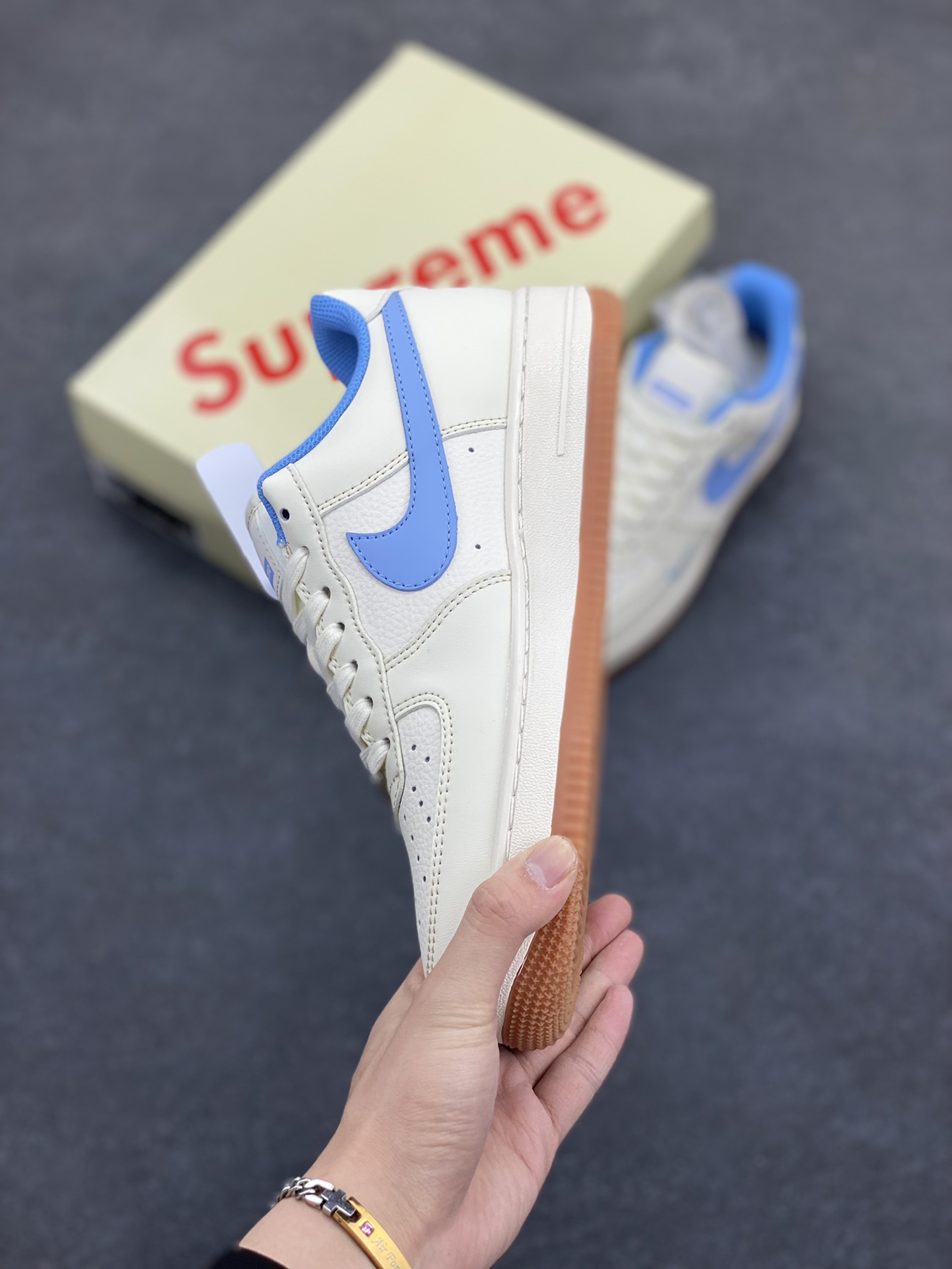 图片[3]-NIke Air Force 1 \’07 Low “Supeme联名——蓝勾生胶”空军一号 低帮 运动鞋 休闲鞋 折边针车 工艺难度大 原楦头原纸板 原装鞋盒 定制五金配件 内置全掌气垫 原厂鞋底 货号：XS1958-547 尺码：36 36.5 37.5 38 38.5 39 40 40.5 41 42 42.5 43 44 44.5 45-选品中心