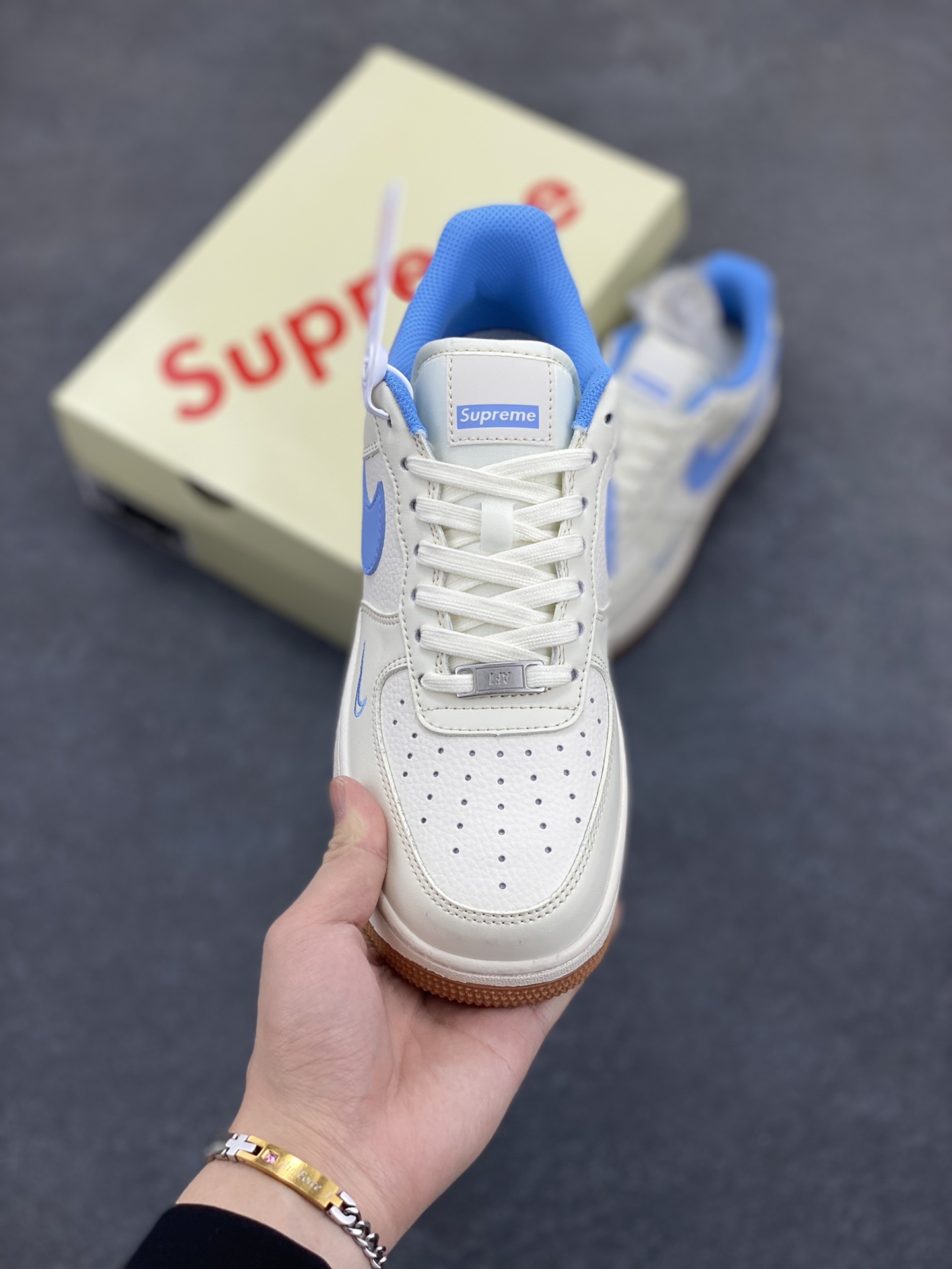 图片[2]-NIke Air Force 1 \’07 Low “Supeme联名——蓝勾生胶”空军一号 低帮 运动鞋 休闲鞋 折边针车 工艺难度大 原楦头原纸板 原装鞋盒 定制五金配件 内置全掌气垫 原厂鞋底 货号：XS1958-547 尺码：36 36.5 37.5 38 38.5 39 40 40.5 41 42 42.5 43 44 44.5 45-选品中心