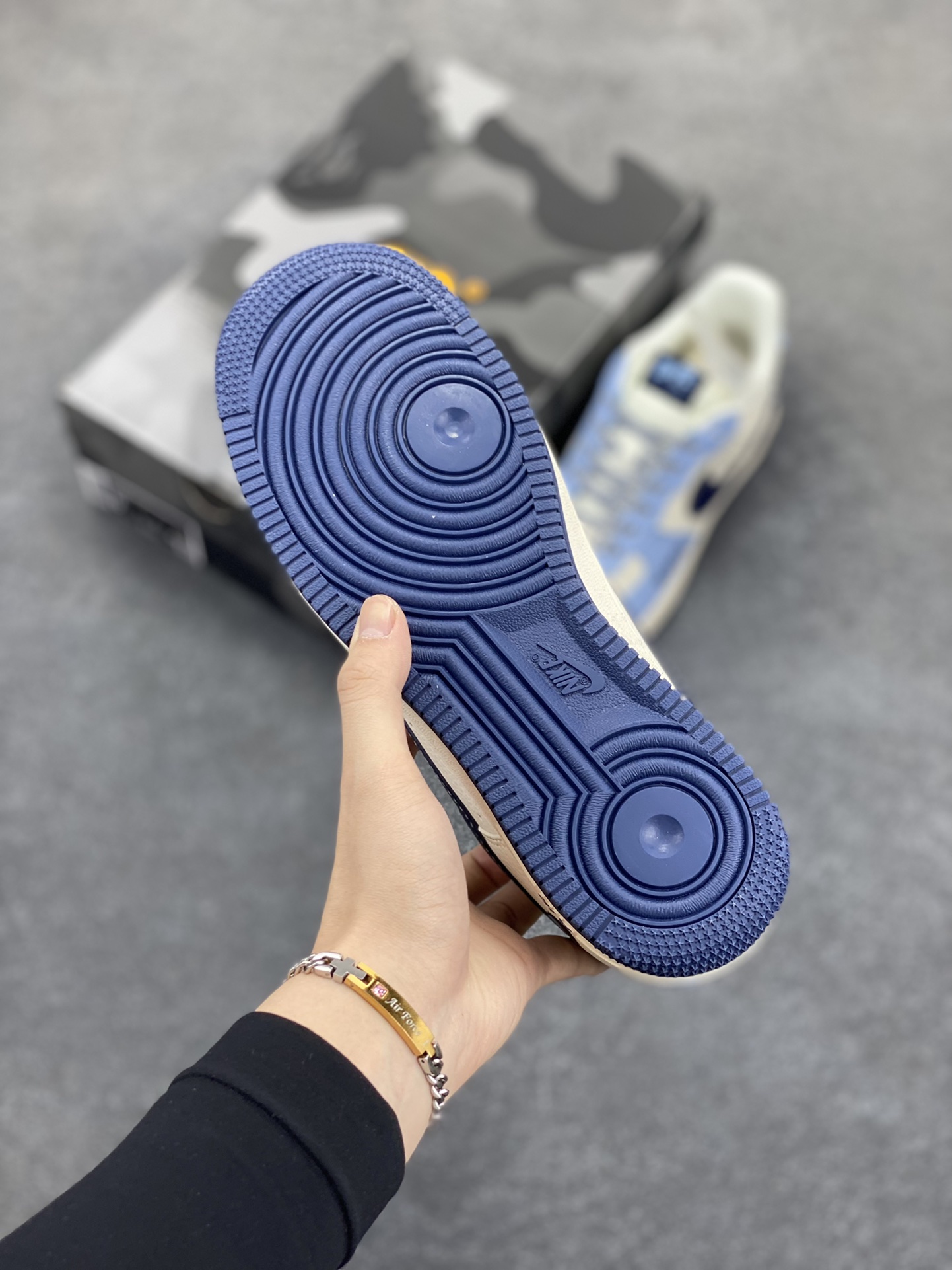 图片[5]-NIke Air Force 1 \’07 Low “Bape联名——米浅深蓝勾”空军一号 低帮 运动鞋 休闲鞋 折边针车 工艺难度大 原楦头原纸板 原装鞋盒 定制五金配件 内置全掌气垫 原厂鞋底 货号：XS1958-554 尺码：36 36.5 37.5 38 38.5 39 40 40.5 41 42 42.5 43 44 44.5 45-选品中心