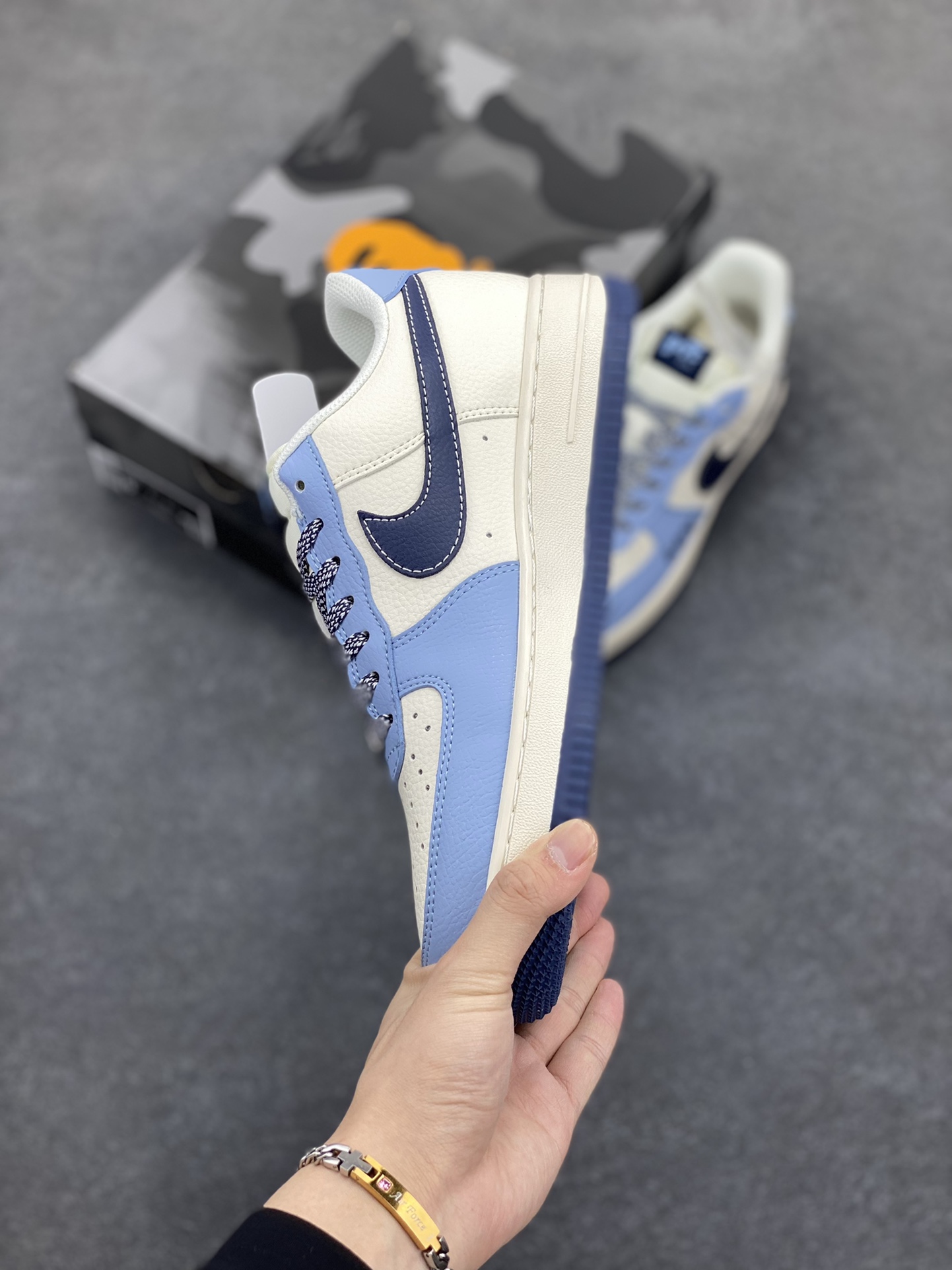 图片[3]-NIke Air Force 1 \’07 Low “Bape联名——米浅深蓝勾”空军一号 低帮 运动鞋 休闲鞋 折边针车 工艺难度大 原楦头原纸板 原装鞋盒 定制五金配件 内置全掌气垫 原厂鞋底 货号：XS1958-554 尺码：36 36.5 37.5 38 38.5 39 40 40.5 41 42 42.5 43 44 44.5 45-选品中心