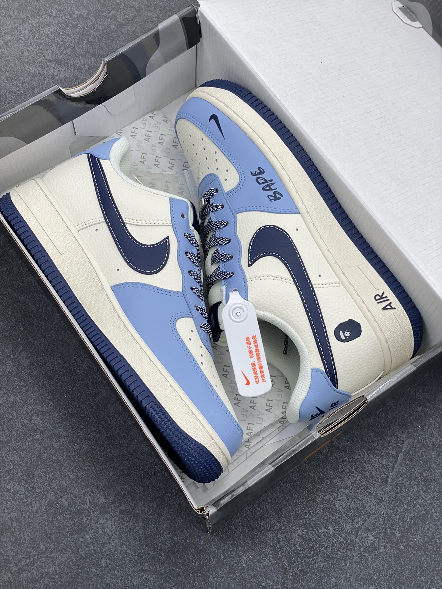 图片[9]-NIke Air Force 1 \’07 Low “Bape联名——米浅深蓝勾”空军一号 低帮 运动鞋 休闲鞋 折边针车 工艺难度大 原楦头原纸板 原装鞋盒 定制五金配件 内置全掌气垫 原厂鞋底 货号：XS1958-554 尺码：36 36.5 37.5 38 38.5 39 40 40.5 41 42 42.5 43 44 44.5 45-选品中心