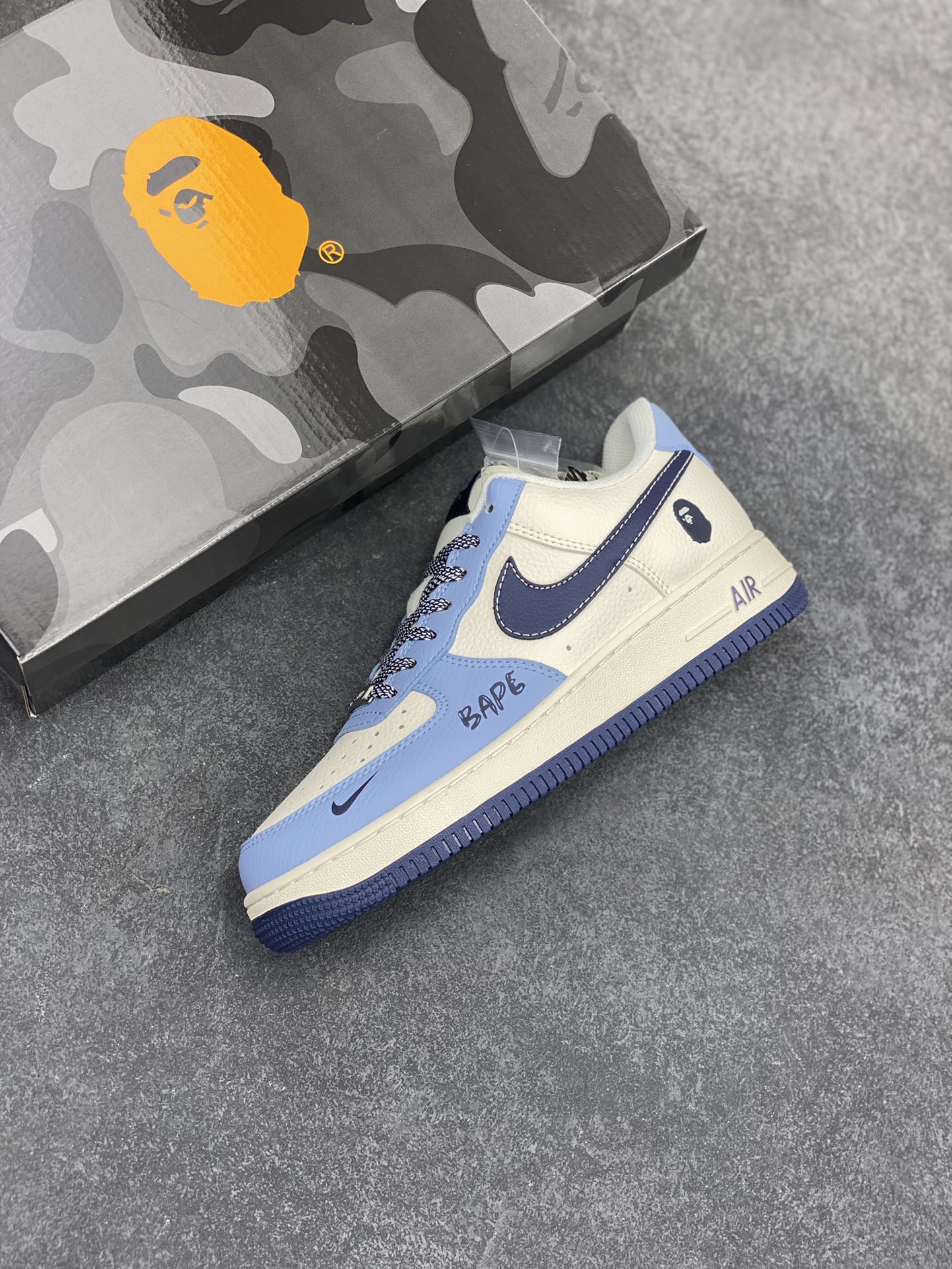 图片[7]-NIke Air Force 1 \’07 Low “Bape联名——米浅深蓝勾”空军一号 低帮 运动鞋 休闲鞋 折边针车 工艺难度大 原楦头原纸板 原装鞋盒 定制五金配件 内置全掌气垫 原厂鞋底 货号：XS1958-554 尺码：36 36.5 37.5 38 38.5 39 40 40.5 41 42 42.5 43 44 44.5 45-选品中心