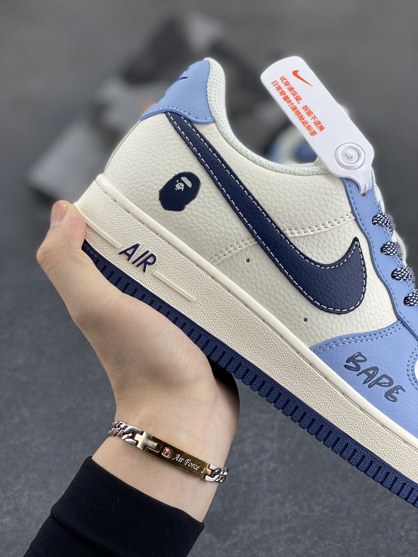 图片[6]-NIke Air Force 1 \’07 Low “Bape联名——米浅深蓝勾”空军一号 低帮 运动鞋 休闲鞋 折边针车 工艺难度大 原楦头原纸板 原装鞋盒 定制五金配件 内置全掌气垫 原厂鞋底 货号：XS1958-554 尺码：36 36.5 37.5 38 38.5 39 40 40.5 41 42 42.5 43 44 44.5 45-选品中心