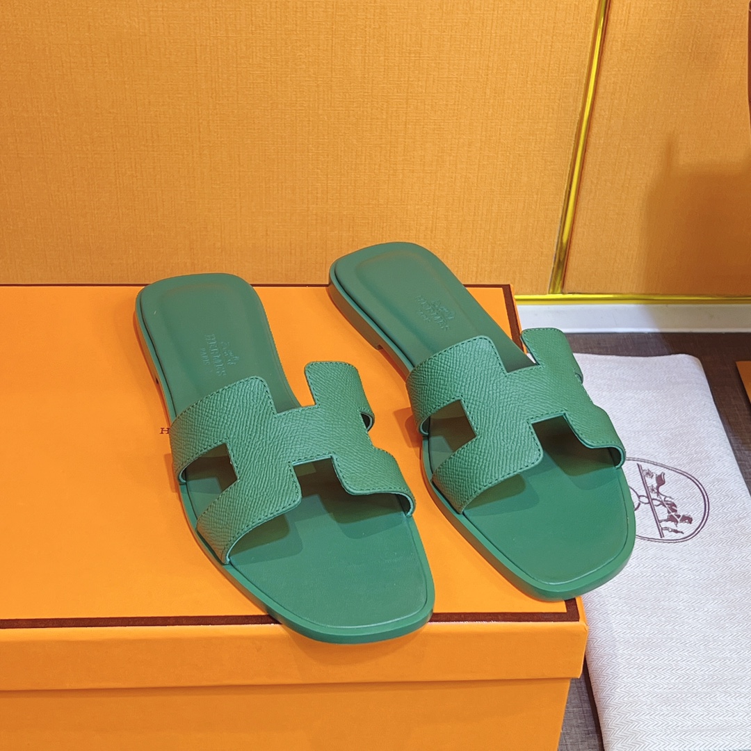 NO:239345,Like, the H-drag with a look at the heart is here. The essential slippers will be unbeaten forever. It is really hard not to love it. It is comfortable and versatile to wear on your feet. It is very comfortable and versatile. It is very shaped and looks gentle and generous. The simple and atmospheric pop style design is quite fashionable!  Whether it is a casual T-shirt with shorts or an elegant dress, it can be easily controlled, and it can add points to different occasions you attend. It is very recommended to buy it, and you can control it in any occasion!  It’s great to go out shopping, traveling, and dating!  Pure hand-sewn, private custom made. The counter has slightly adjusted the correct code and the correct shot. The code number is 34-43 (34.41.42.43 customization is not returned or exchanged), slippers, slippers, skirts, shorts, tees, t-shirt19860909赞赞赞,一眼心动的H拖来啦,必不可少的拖鞋,将会是万年不败拖,真的很难不爱,上脚舒服很赞而且百搭,非常修饰脚型的同时也会显得温婉大方,简约大气的流行性版型设计相当时尚！无论是休闲T恤配短裤的运动范,或者是清雅连衣裙都可以驾驭的特别轻松,为自己出席的不同场合都能加分,非常推荐入手,任何场合都能驾驭！出门逛街旅游约会都好绝绝子非常ok！ 纯手工缝制,私人订制款.  码数同步专柜稍调正码正拍 码数34-43（34.41.42.43码订制不退换）,拖鞋,slippers,skirts,shorts,tees，t-shirt,Women's Shoes