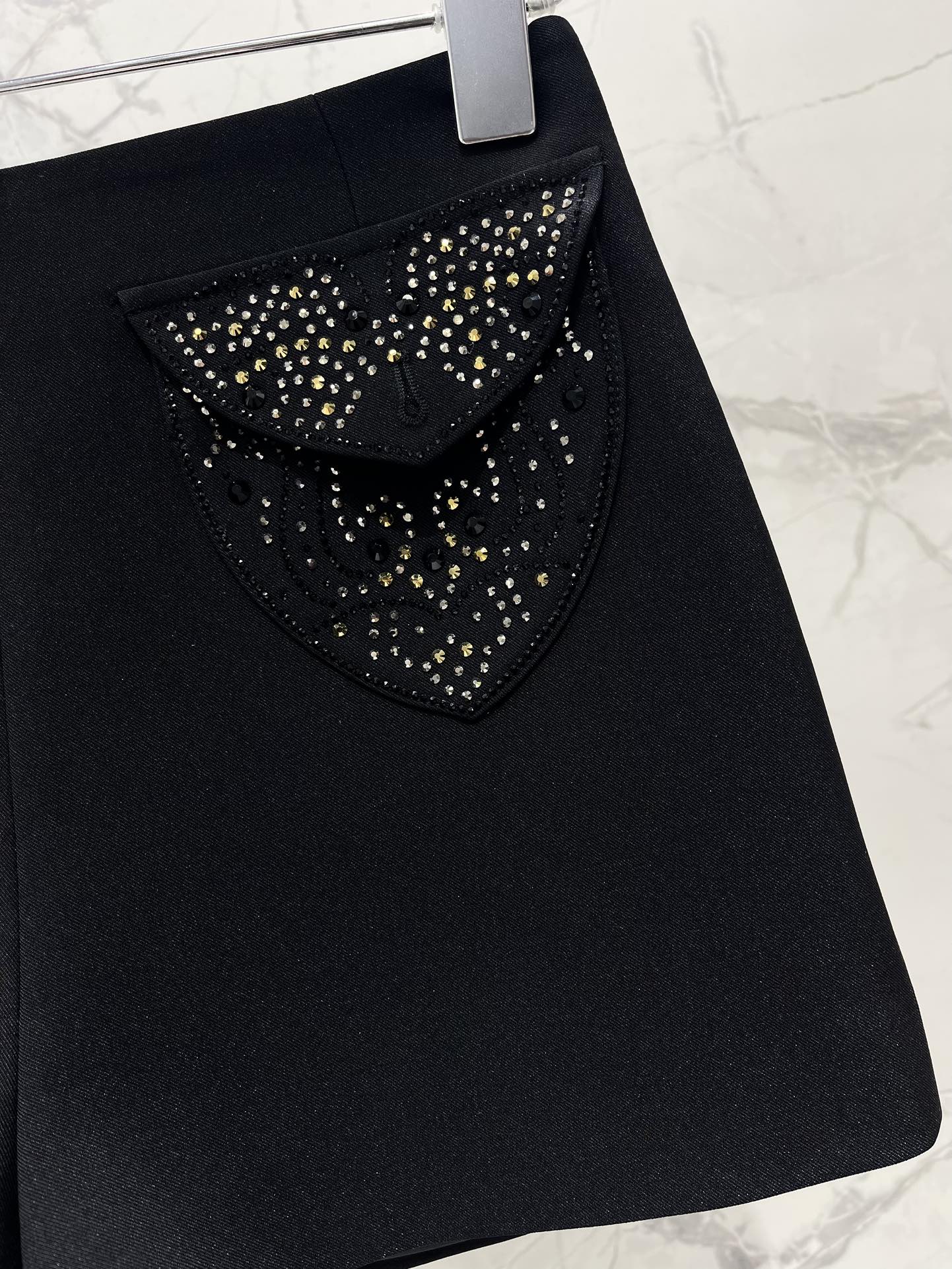 Versace Rhinestone Shorts: Elegant Design, Comfortable Fit, and Stylish Look 5 i1744969383 1133 3