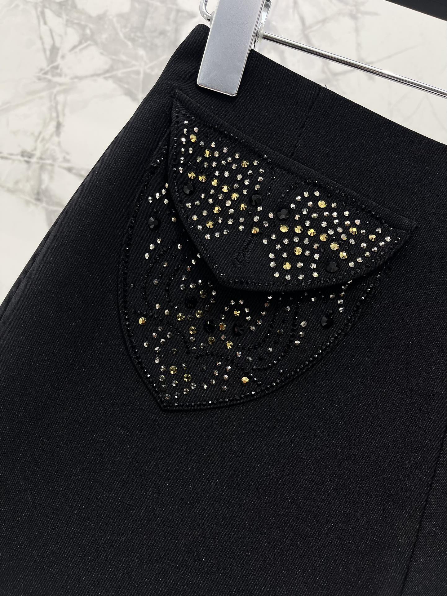 Versace Rhinestone Shorts: Elegant Design, Comfortable Fit, and Stylish Look 4 i1744969383 495 2