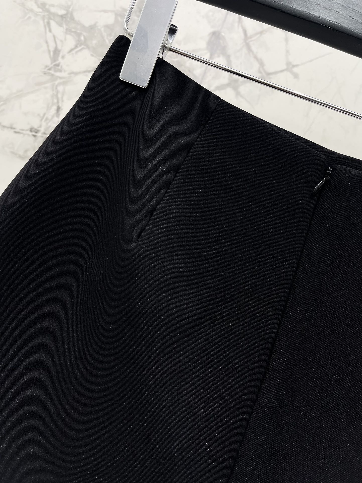 Versace Rhinestone Shorts: Elegant Design, Comfortable Fit, and Stylish Look 9 i1744969383 8926 7