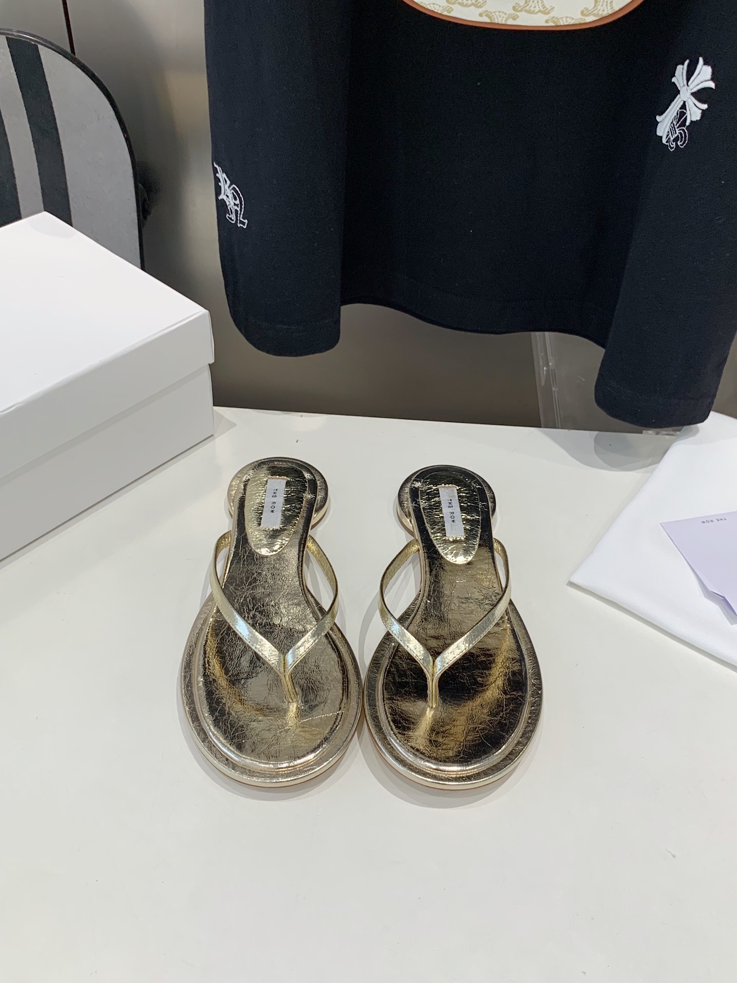 NO:240246,High quality The row2025 new niche design French foot-clip slippers for women, genuine leather is simply the dream shoes of the year. The must-go-toe sense of luxury is exuded from the inside out. Whether it is daily at home or on the street, this clip-toe flip flop will bring you an extraordinary dressing and fashion experience. Fabric sheepskin inner sheepskin sole imported from Italy Size35-41., split-toe shoes, slippers, sheepskin19860909高品质 The row2025新款小众设计法式夹脚拖鞋女,真皮这双简直就是年度梦中情鞋 年度必入高级感从里到外散发了 无论是日常居家还是闲逛街头,这款夹趾人字拖将为您带来非凡的穿着享受与时尚体验 面料羊皮 内里羊皮 鞋底意大利进口真皮鞋底 Size35-41.,分趾鞋,slippers,sheepskin,Women's Shoes