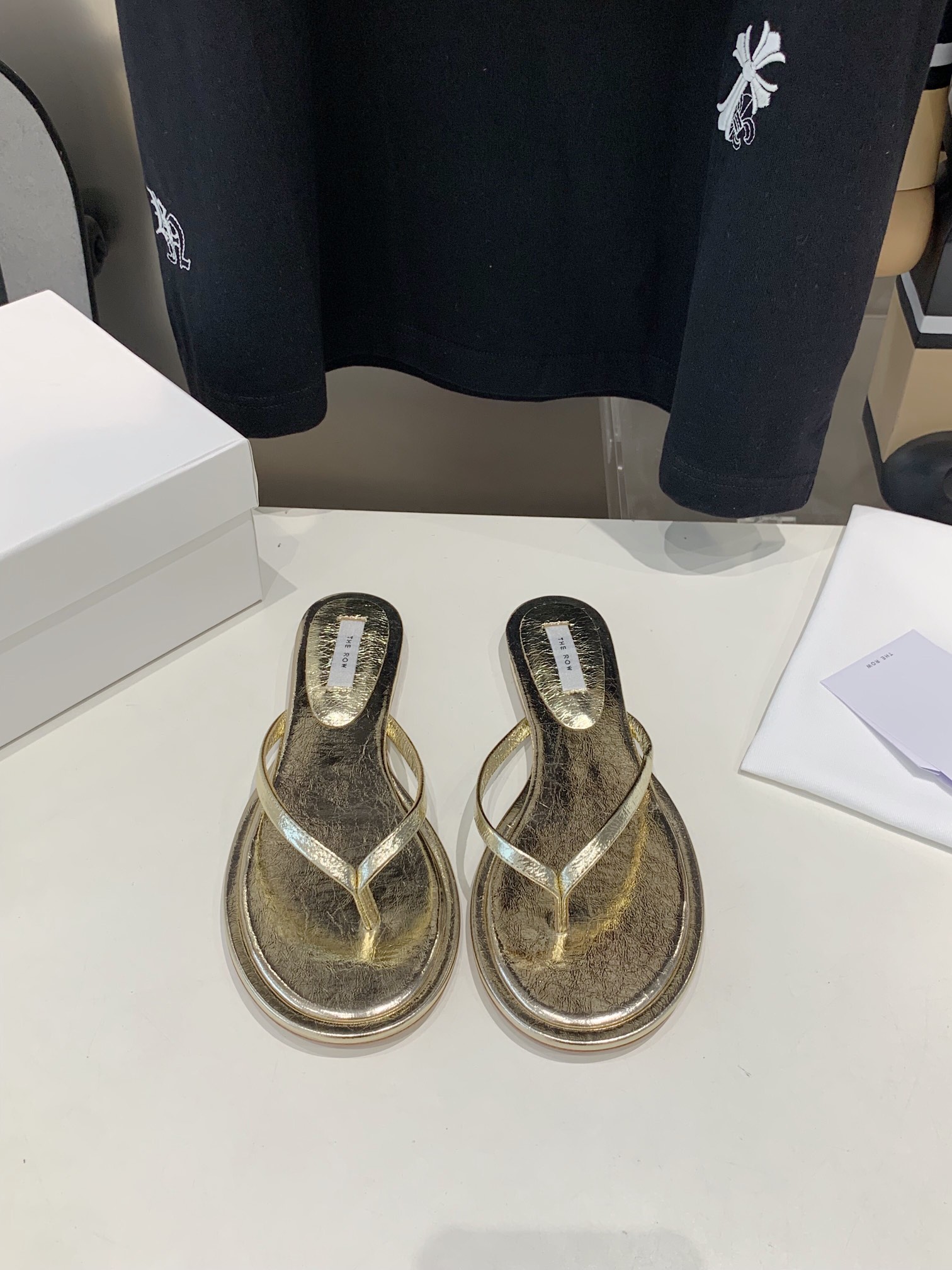 NO:240252,High quality The row2025 new niche design French foot-clip slippers for women, genuine leather is simply the dream shoes of the year. The must-go-toe sense of luxury is exuded from the inside out. Whether it is daily at home or on the street, this clip-toe flip flop will bring you an extraordinary dressing and fashion experience. Fabric sheepskin inner sheepskin sole imported from Italy Size35-41., split-toe shoes, slippers, sheepskin19860909高品质 The row2025新款小众设计法式夹脚拖鞋女,真皮这双简直就是年度梦中情鞋 年度必入高级感从里到外散发了 无论是日常居家还是闲逛街头,这款夹趾人字拖将为您带来非凡的穿着享受与时尚体验 面料羊皮 内里羊皮 鞋底意大利进口真皮鞋底 Size35-41.,分趾鞋,slippers,sheepskin,Women's Shoes