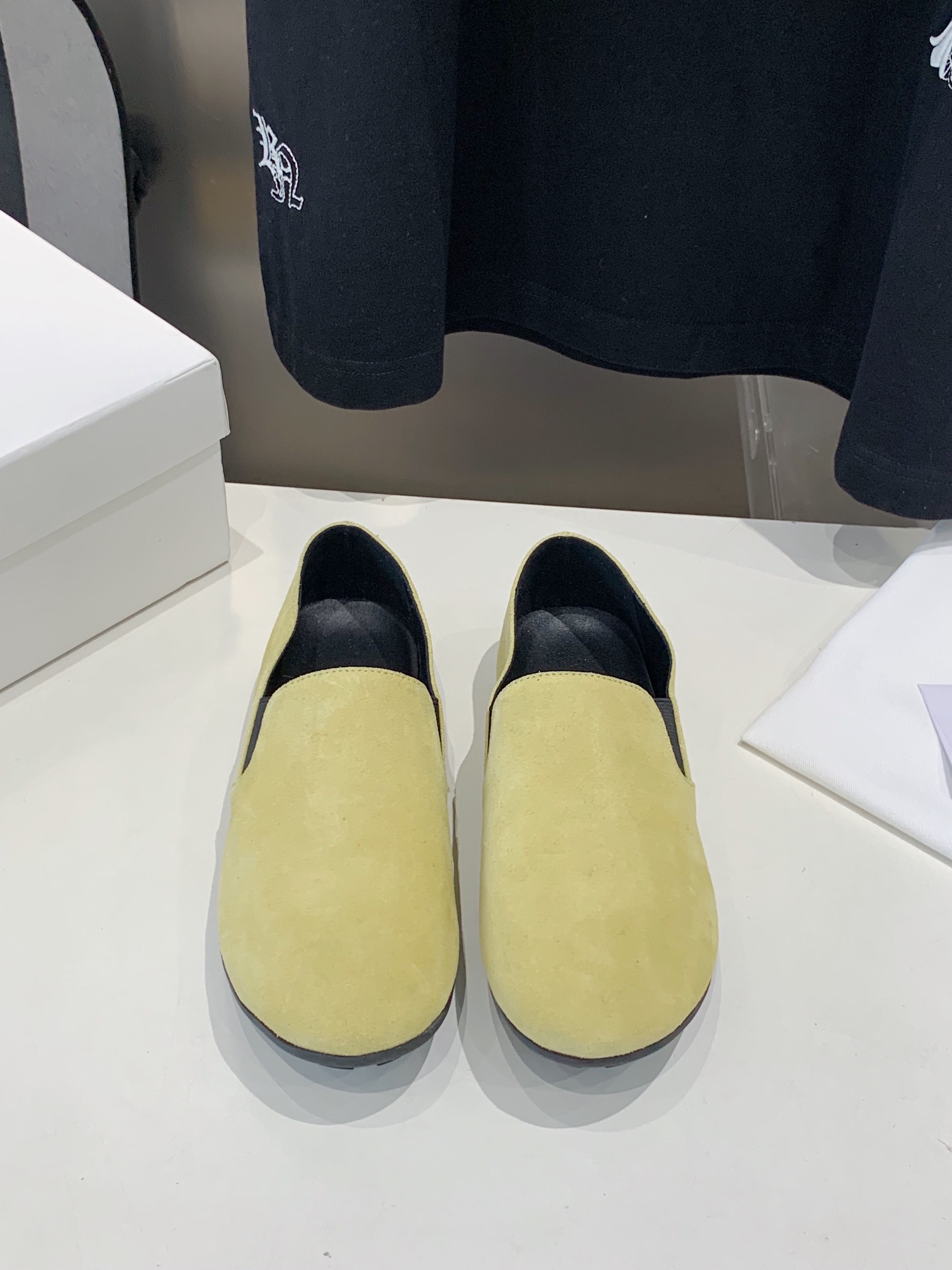 NO:240237,Horse-haired The Row 25s early spring new loafers, the favorite of the year, looks ordinary, and you will be amazed by its softness and wonderful style after putting on it. The minimalist style that will never be disappointed. The foot feels comfortable and the wrapping feels full!  The fabric is made of beef reverse velvet/customized original horse hair. The inner foot pads are all lambskin. The original mold-opening custom anti-slip sole. Size35-40., loafers, loafers, sheepskin19860909马毛款The Row 25s早春新品乐福鞋 年度最爱 看着平平无奇 上脚后会为其柔软程度与绝妙版型惊叹 永远不会失望的极简风格 脚感舒适 包裹感十足！ 面料采用牛反绒/定制原版马毛 内里垫脚均为小羊皮 原版开模定制防滑大底 Size35-40.,乐福鞋,loafers,sheepskin,Women's Shoes