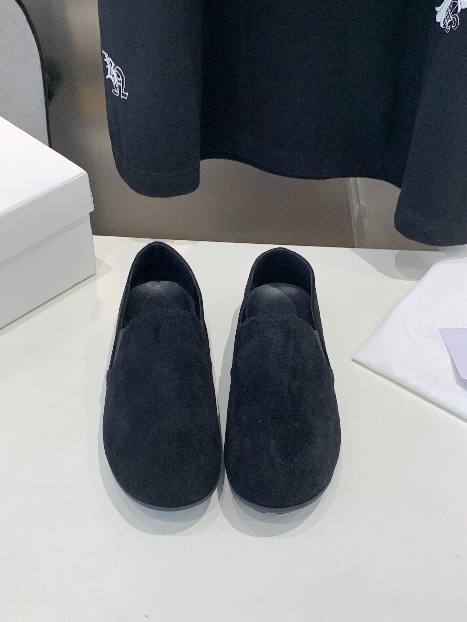 NO:240240,The Row 25s early spring new loafers, favorite of the year, looks ordinary, and you will be amazed by its softness and wonderful style after putting on it. The minimalist style that will never be disappointed. The foot feels comfortable and the wrapping feels full!  The fabric is made of beef reverse velvet/customized original horse hair. The inner foot pads are all lambskin. The original mold-opening custom anti-slip sole. Size35-40., loafers, loafers, sheepskin19860909The Row 25s早春新品乐福鞋 年度最爱 看着平平无奇 上脚后会为其柔软程度与绝妙版型惊叹 永远不会失望的极简风格 脚感舒适 包裹感十足！ 面料采用牛反绒/定制原版马毛 内里垫脚均为小羊皮 原版开模定制防滑大底 Size35-40.,乐福鞋,loafers,sheepskin,Women's Shoes