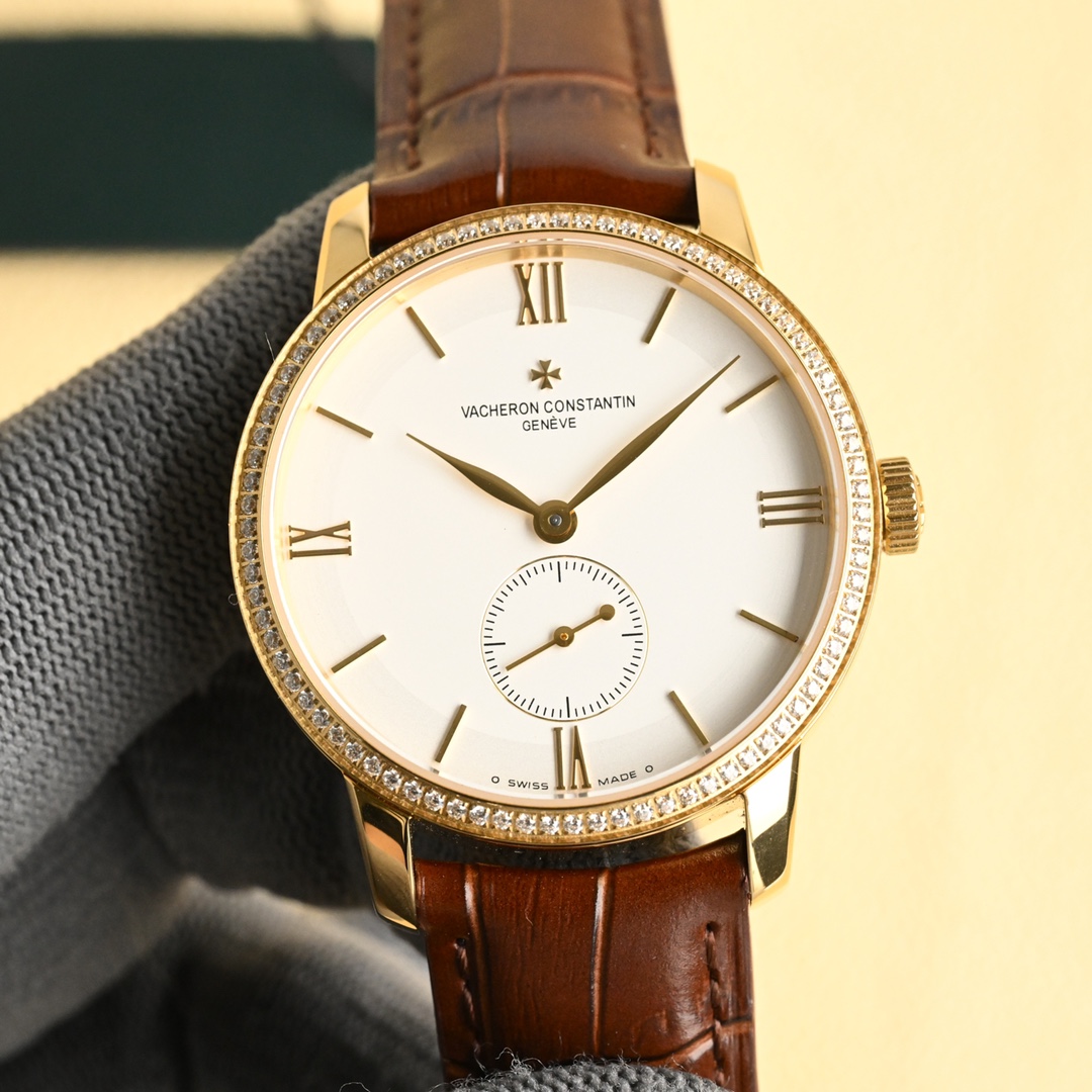 NO:337517,White shell, gold shell, diamond 50 Vacheron Constantin series men's watch 1 This watch is equipped with 4400as fully automatic machinery, accurate time travel, power reserve 40 hours, waterproof depth 30 meters 2 The dial continues the classic design, rod-shaped hour marker 3 The case uses 316L stainless steel, the front and back of the watch mirror is sapphire crystal glass 4 Italian cowhide with original pin buckle to make the wrist fit and comfortable, suitable for all business occasions, simple and refined without losing elegance. The trend is fleeting, the style is everlasting, the classic is never out of date. The fine reproduction is worthy of taste!  Welcome to reprint!  ,vacheron,cowhide19860909白壳 金壳 钻50 江诗丹顿传袭系列男士腕表1 该表搭载4400as 全自动机械 走时精准 动力储备40小时 防水深度30米 2 表盘延续经典设计 棒状时标 3 表壳采用316L精钢 表镜前后采用蓝宝石水晶玻璃 4 意大利牛皮搭配原装针扣 让手腕更贴合舒适,适合各种商务场合,简敛精致不失优雅.潮流易逝 风格永存,经典传袭 永不过时.精品复刻,敬请品鉴！欢迎转载！,,vacheron,cowhide,Watch