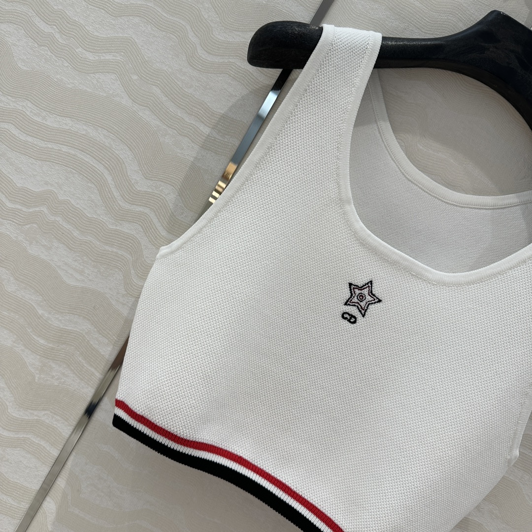 独家首发❤️原单品质，MissD 网球运动风针织🧶短款抹胸背心，气质U领短款版型百搭不挑人，幸运星星CD