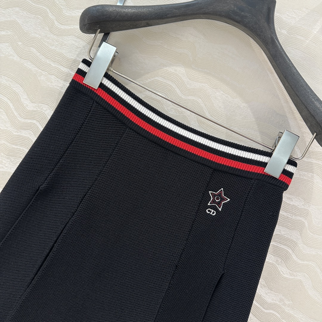 独家首发❤️原单品质，MissD 网球运动风针织🧶短半裙，搭片开叉设计压褶裙摆版型百搭不挑人，后腰提花字