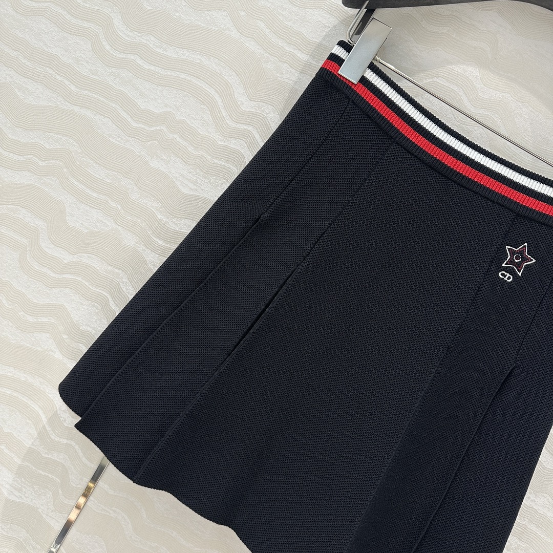 独家首发❤️原单品质，MissD 网球运动风针织🧶短半裙，搭片开叉设计压褶裙摆版型百搭不挑人，后腰提花字
