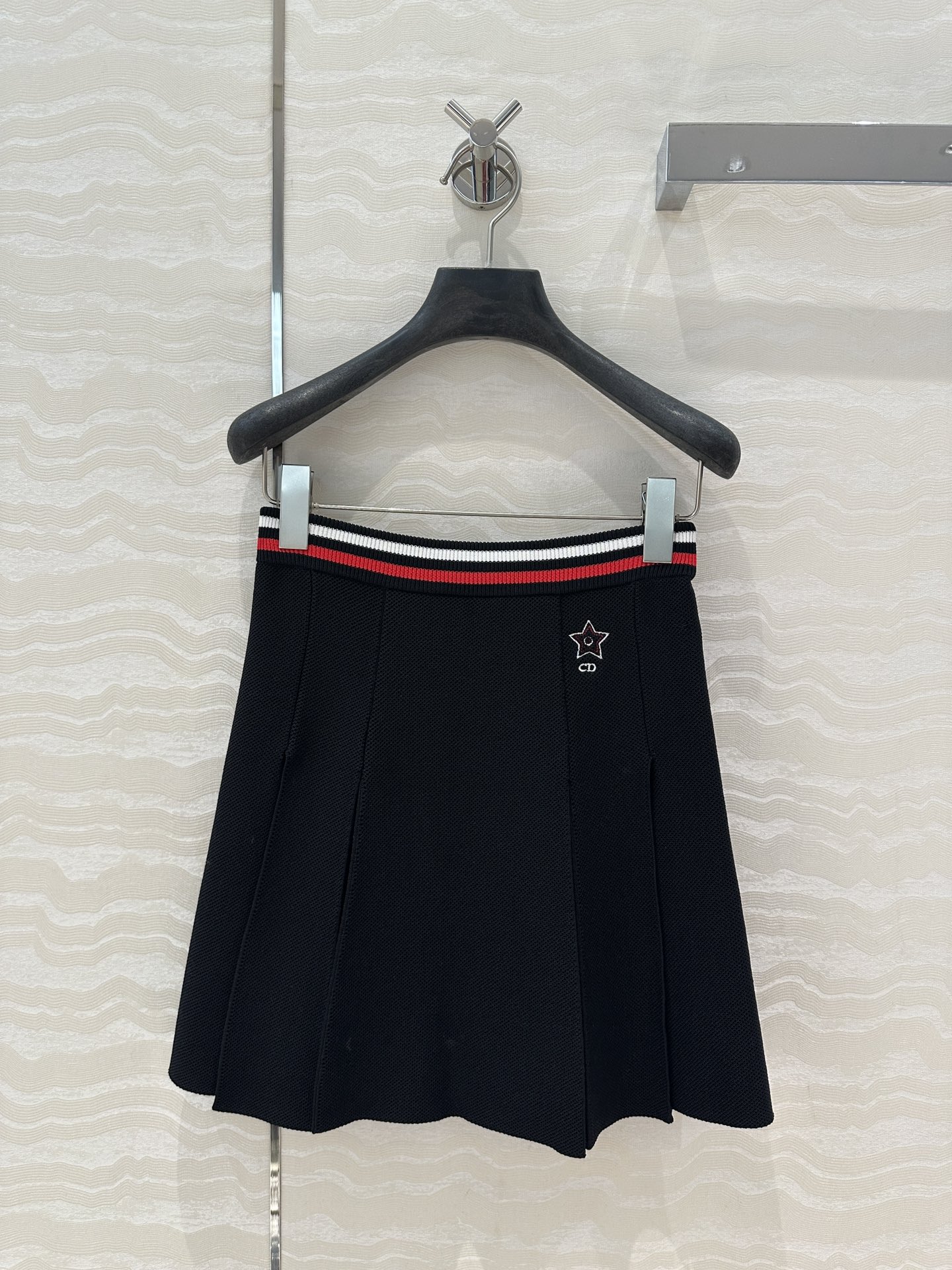 独家首发❤️原单品质，MissD 网球运动风针织🧶短半裙，搭片开叉设计压褶裙摆版型百搭不挑人，后腰提花字