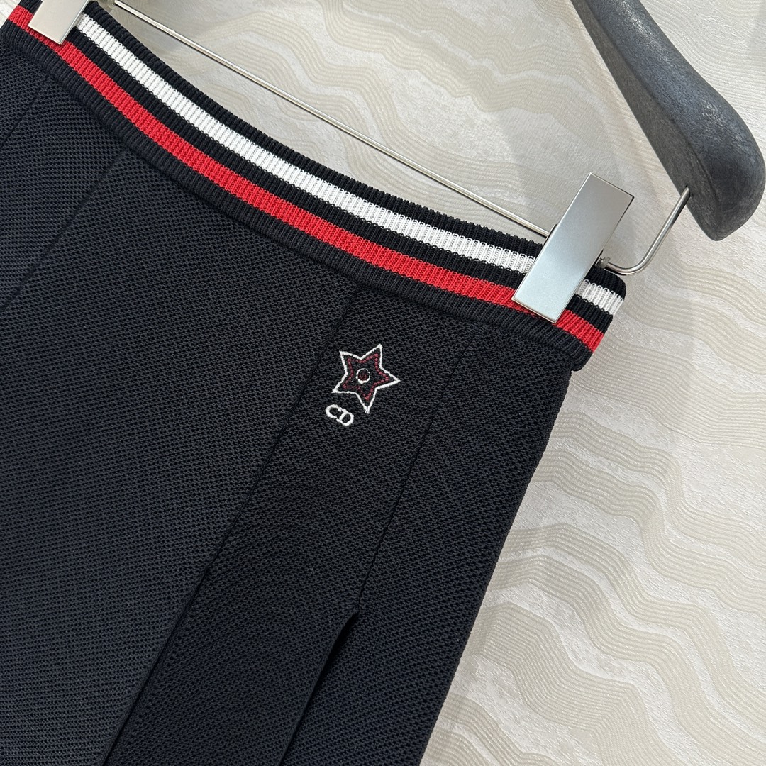 独家首发❤️原单品质，MissD 网球运动风针织🧶短半裙，搭片开叉设计压褶裙摆版型百搭不挑人，后腰提花字