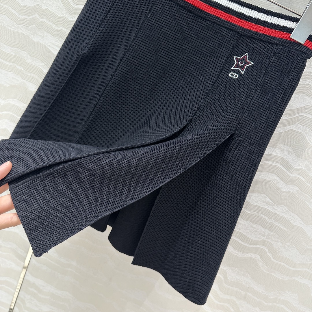 独家首发❤️原单品质，MissD 网球运动风针织🧶短半裙，搭片开叉设计压褶裙摆版型百搭不挑人，后腰提花字