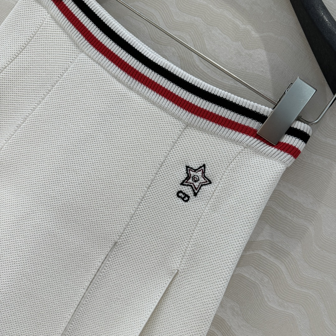 独家首发❤️原单品质，MissD 网球运动风针织🧶短半裙，搭片开叉设计压褶裙摆版型百搭不挑人，后腰提花字