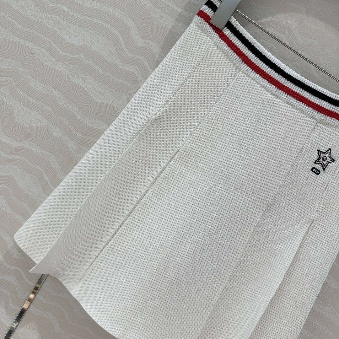 独家首发❤️原单品质，MissD 网球运动风针织🧶短半裙，搭片开叉设计压褶裙摆版型百搭不挑人，后腰提花字