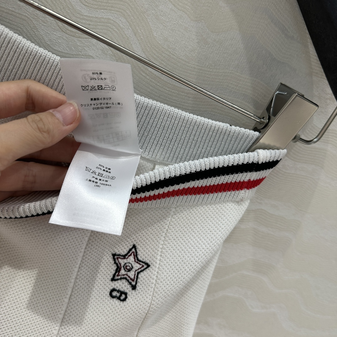独家首发❤️原单品质，MissD 网球运动风针织🧶短半裙，搭片开叉设计压褶裙摆版型百搭不挑人，后腰提花字