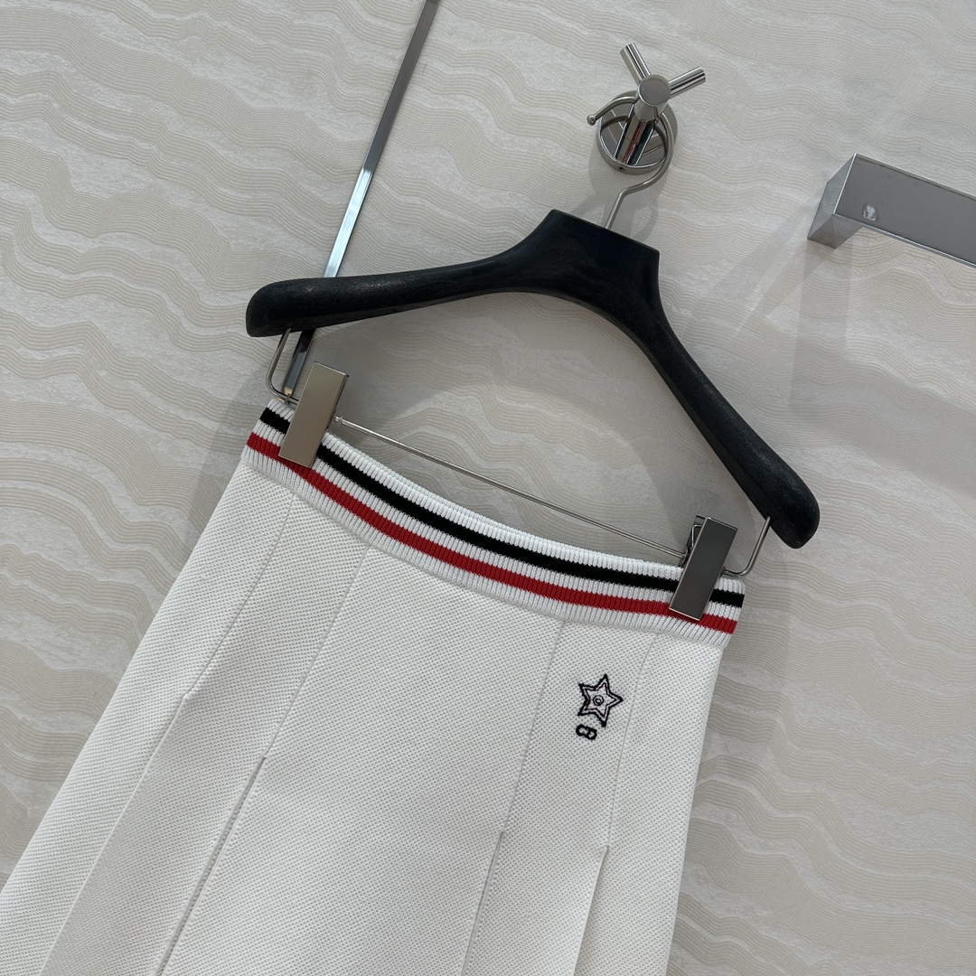 独家首发❤️原单品质，MissD 网球运动风针织🧶短半裙，搭片开叉设计压褶裙摆版型百搭不挑人，后腰提花字
