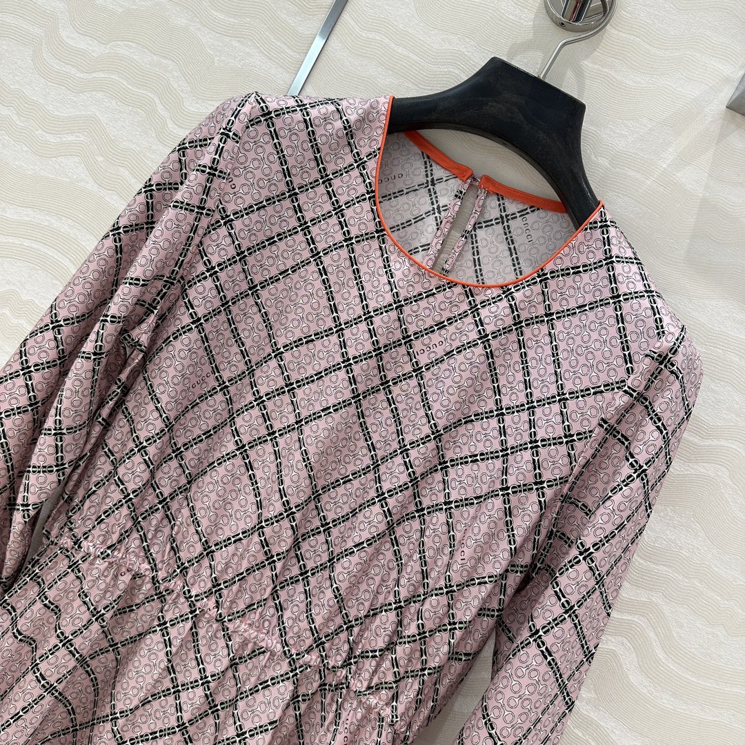 独家首发❤️原单品质💕25春夏GG链条⛓️印花真丝连衣裙！100%真丝斜纹绸，撞边捆条工艺气质圆领收腰大
