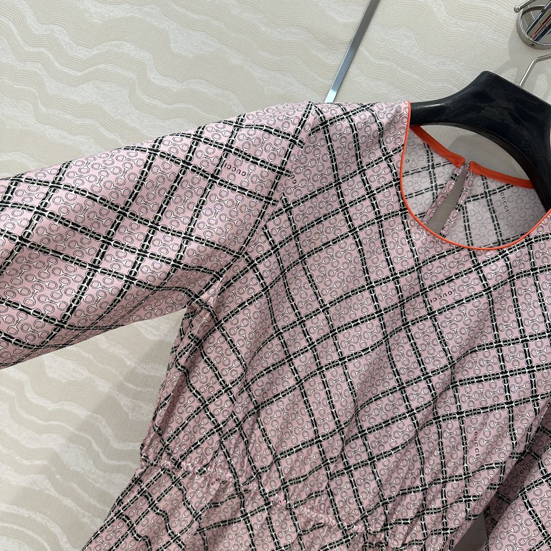 独家首发❤️原单品质💕25春夏GG链条⛓️印花真丝连衣裙！100%真丝斜纹绸，撞边捆条工艺气质圆领收腰大