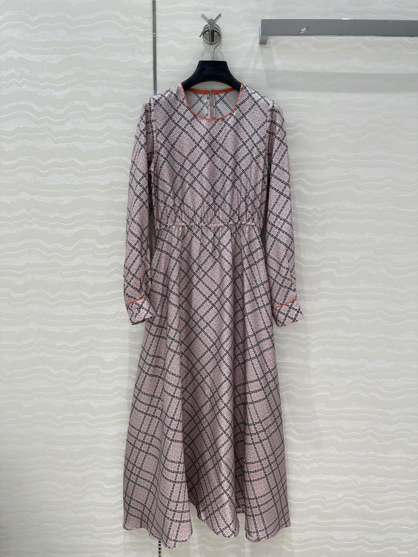 独家首发❤️原单品质💕25春夏GG链条⛓️印花真丝连衣裙！100%真丝斜纹绸，撞边捆条工艺气质圆领收腰大